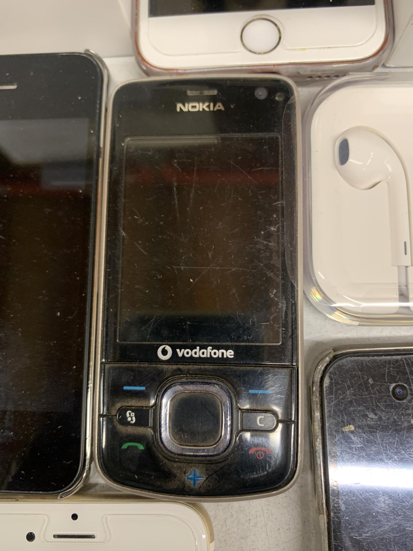 SIX USED MOBILE PHONES TO INCLUDE FIVE I-PHONES AND ONE NOKIA, PLUS EARPHONES AND ONE CHARGER - Image 3 of 4