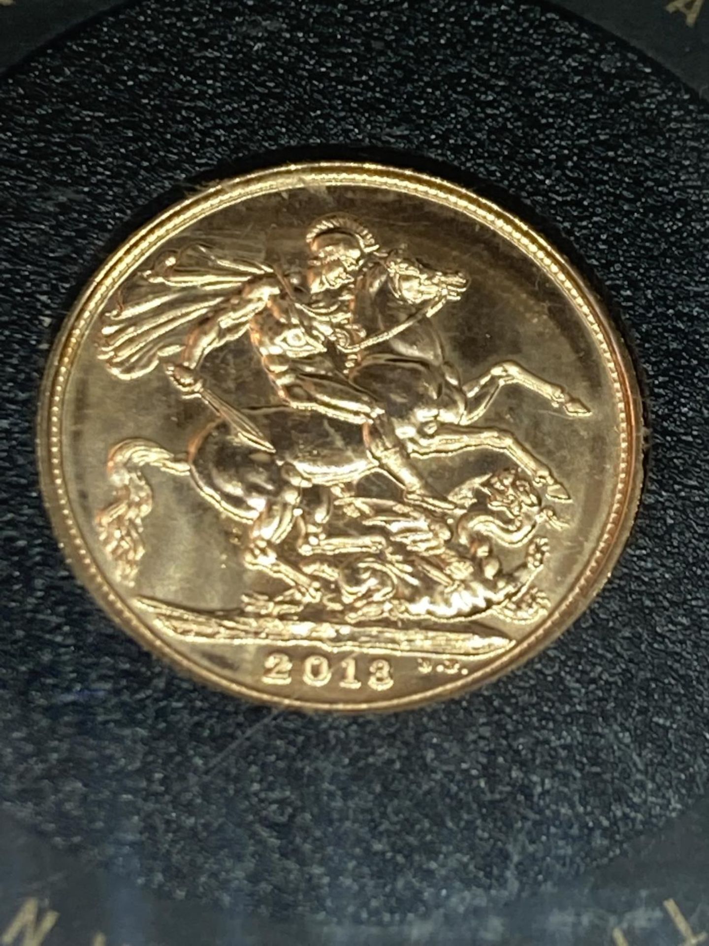 A 2013 GOLD SOVEREIGN WITH CERTIFICATE OF AUTHENTICITY - Bild 2 aus 3