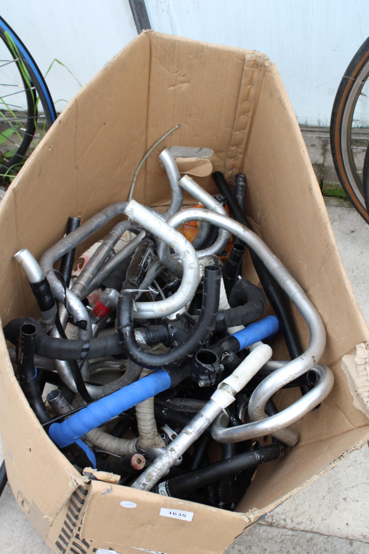 A LARGE COLLECTION OF VARIOUS BIKE HANDLE BARS - Image 2 of 3