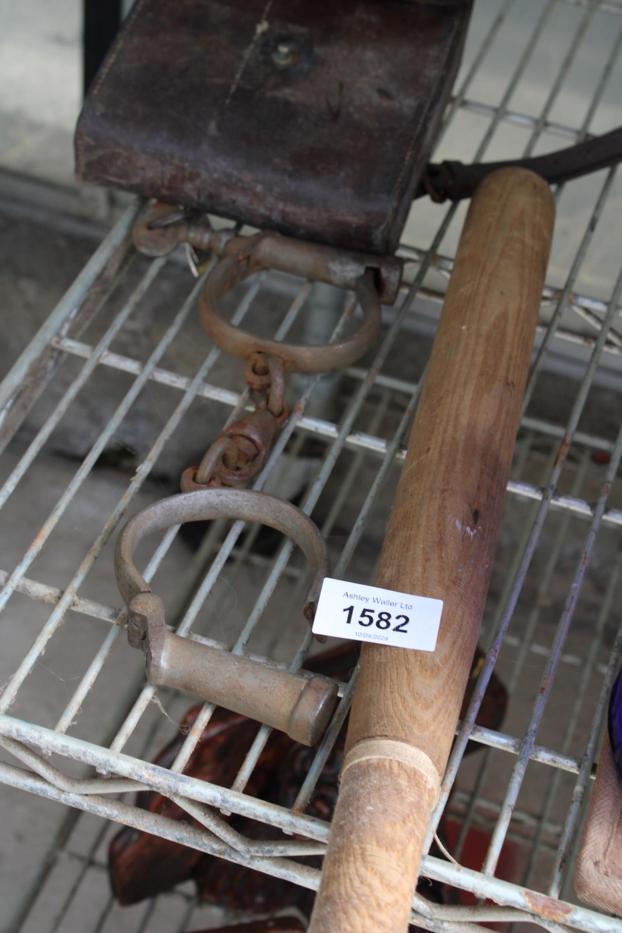 A PAIR OF VINTAGE HANDCUFFS WITH KEY AND A ROUNDERS BAT - Bild 2 aus 2