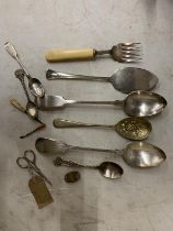 A QUANTITY OF VINTAGE FLATWARE TO INCLUDE A LARGE BERRY SPOON, SERVING SPOONS, MUFFIN FORK, SCISSORS