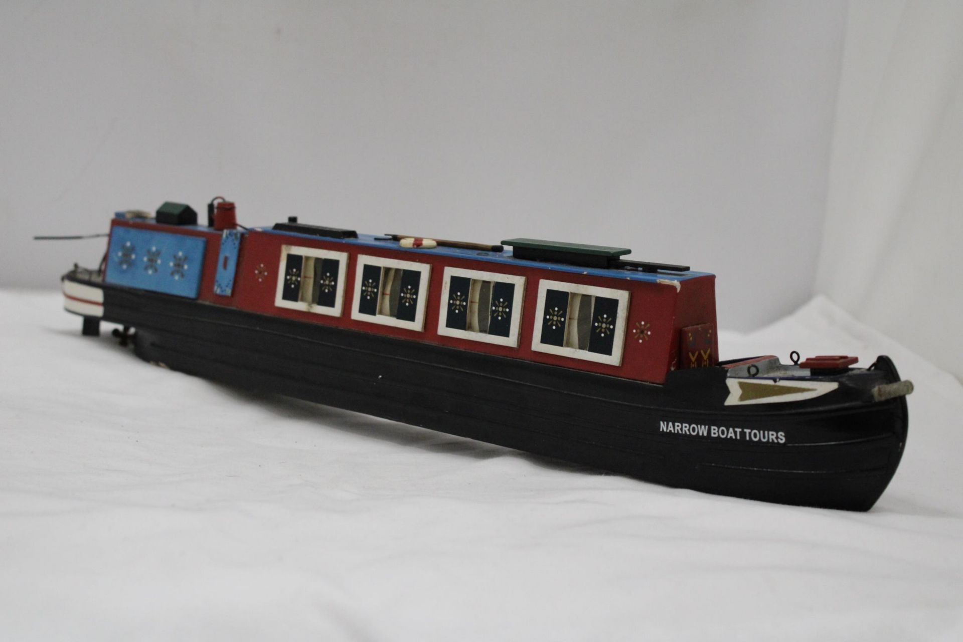 A HANDBUILT AND HANDPAINTED CANAL BARGE, LENGTH 53CM, HEIGHT 9CM - Image 2 of 6