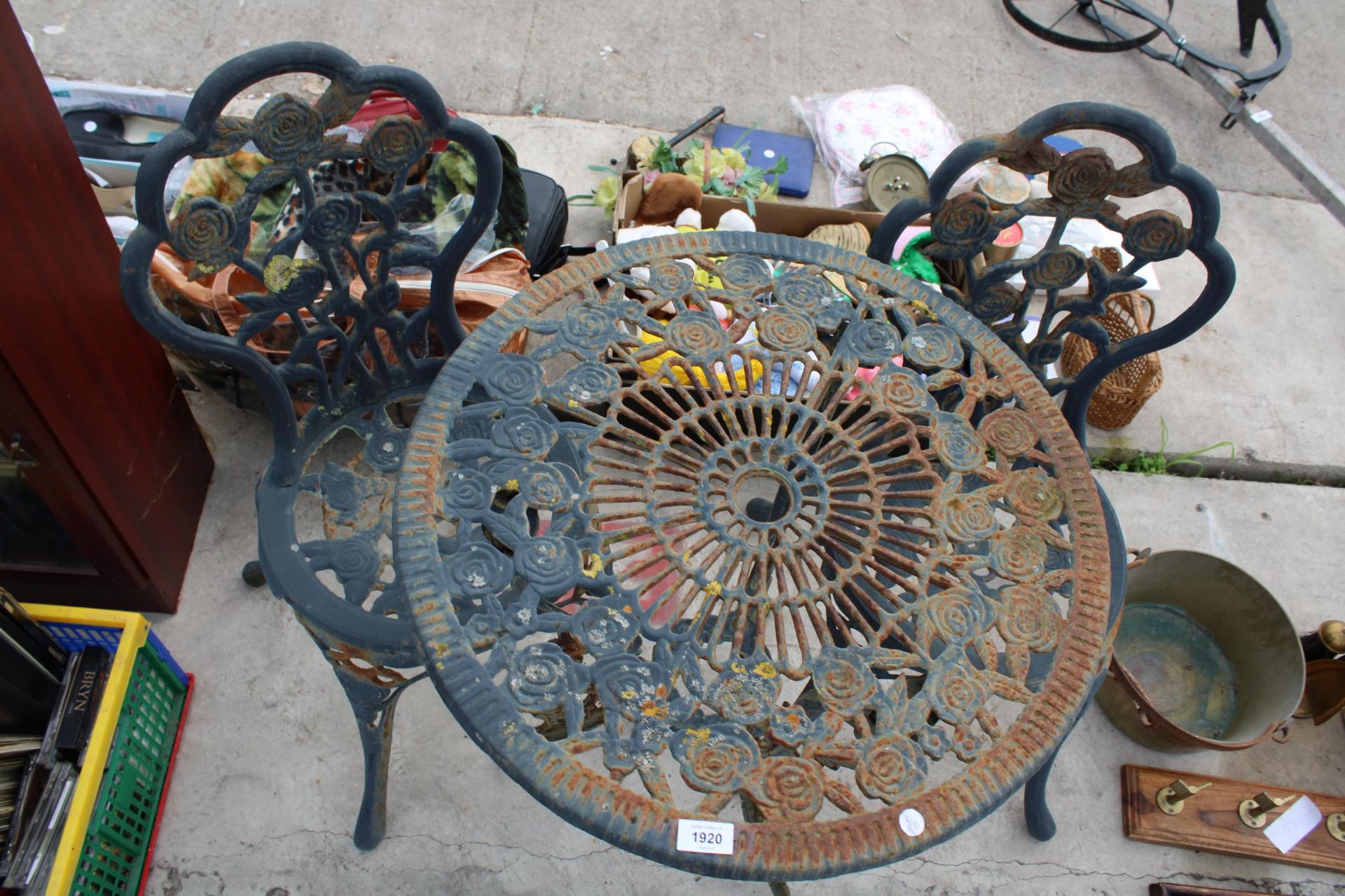 A VINTAGE STYLE CAST METAL BISTRO SET COMPRISING OF A ROUND TABLE AND TWO CHAIRS - Image 3 of 3