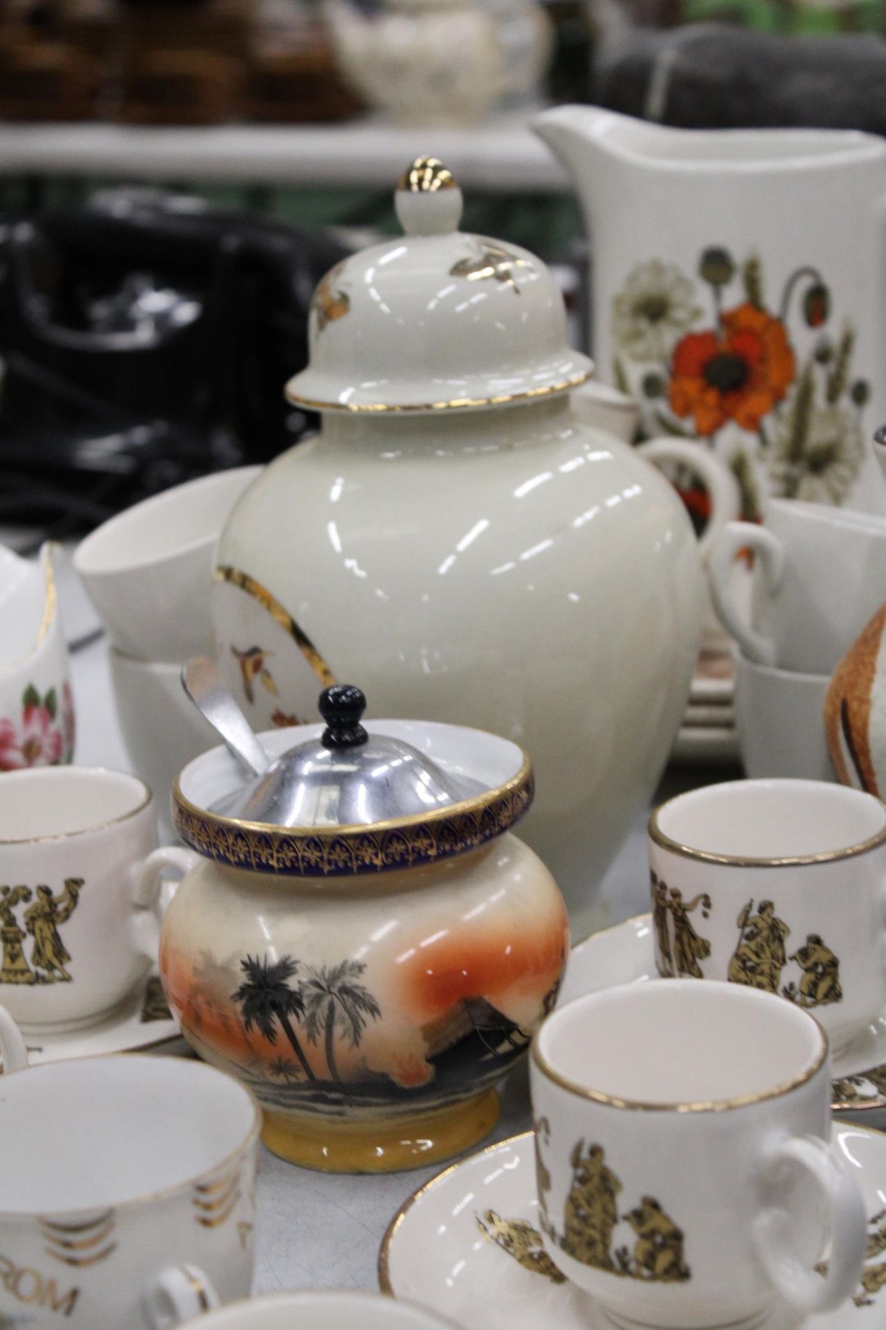 A QUANTITY OF CERAMICS TO INCLUDE CLASSICAL THEMED CUPS AND SAUCERS, PLATES, A LIDDED JAR, - Image 3 of 5