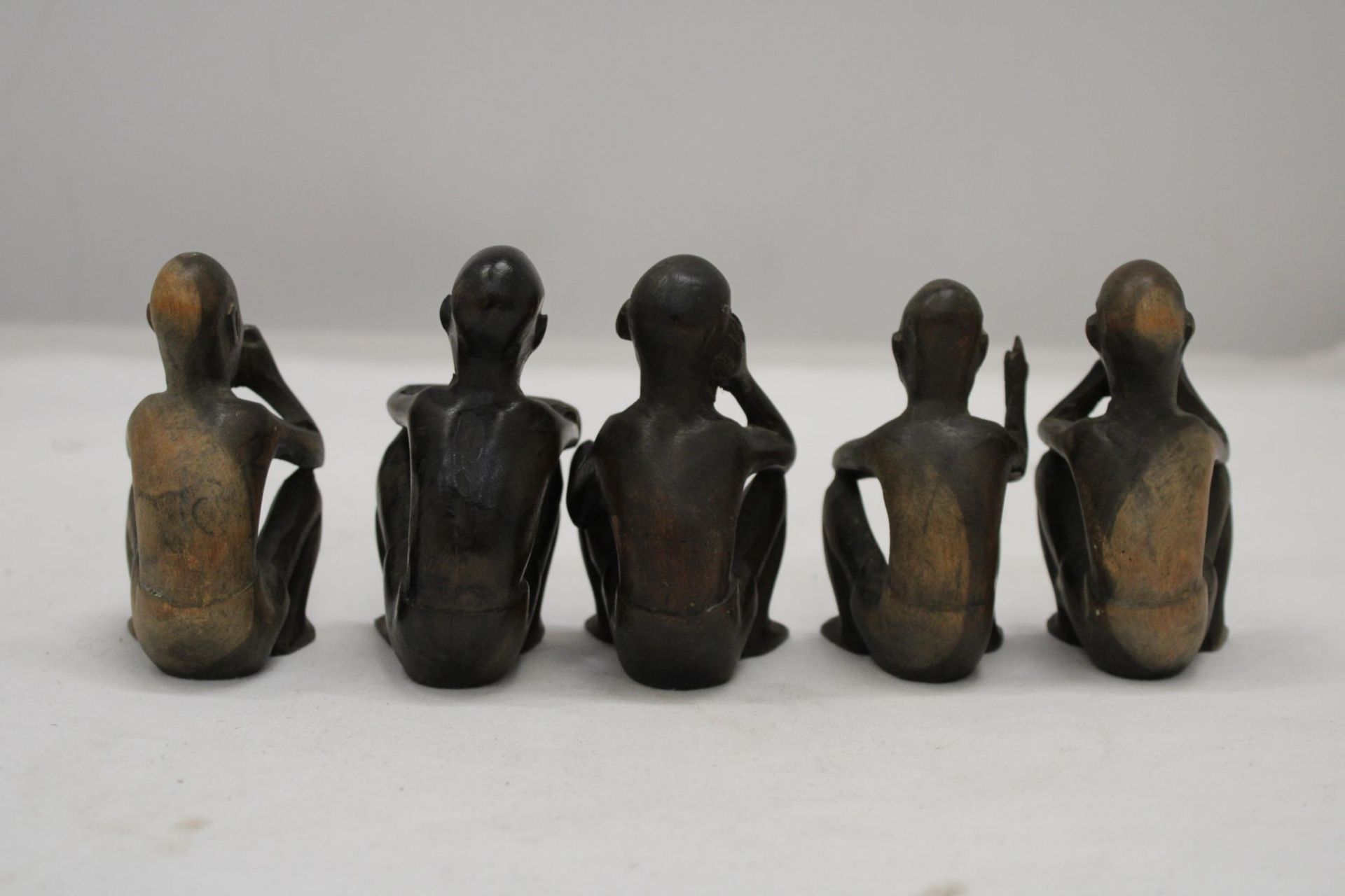 A COLLECTION OF FIVE VINTAGE WOODEN AFRICAN FIGURES - Bild 4 aus 4