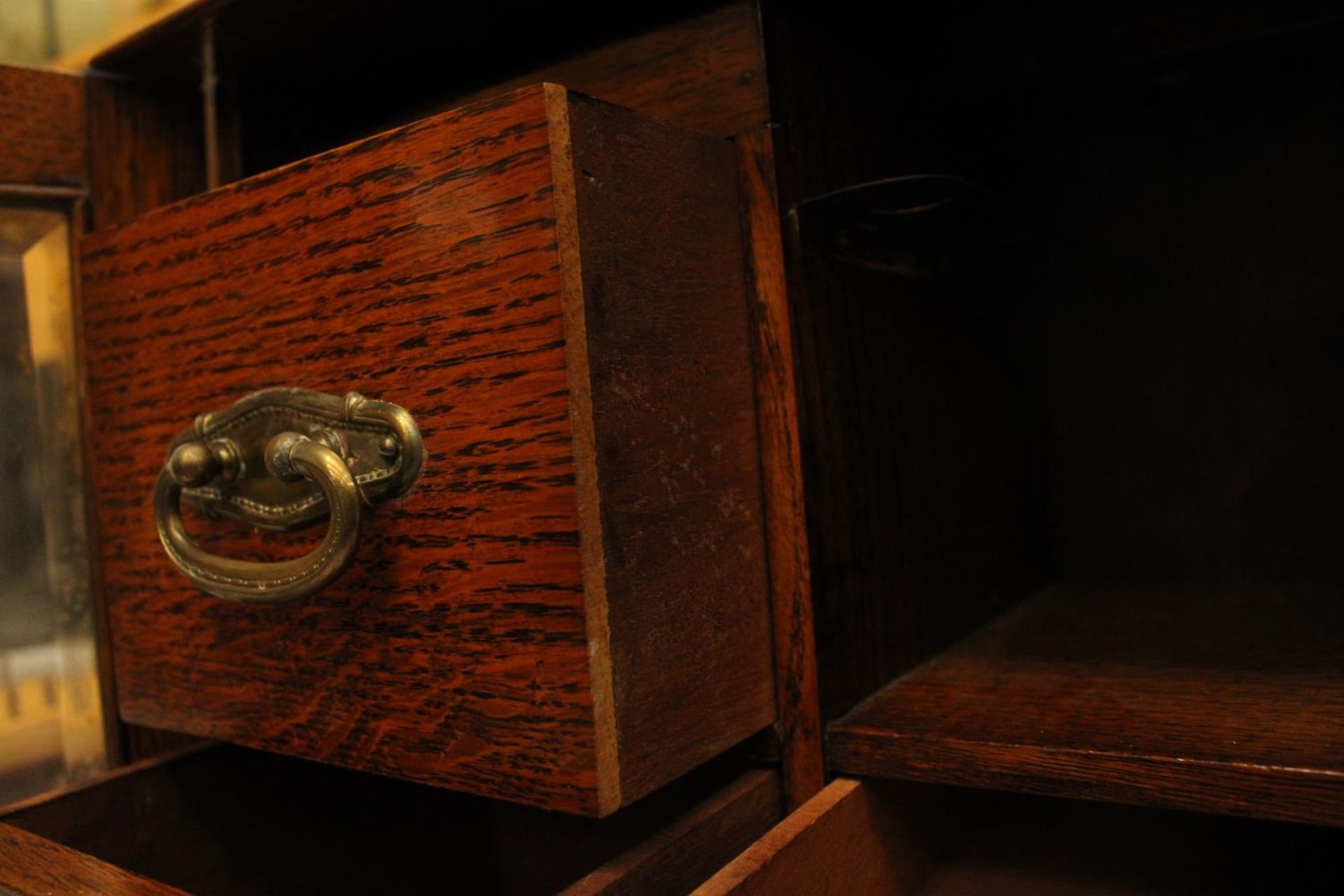 AN OAK TWO GLASS DOOR SMOKERS CABINET WITH THREE INTERIOR DRAWERS ONE LABELED PLAYING CARDS COMPLETE - Image 4 of 4