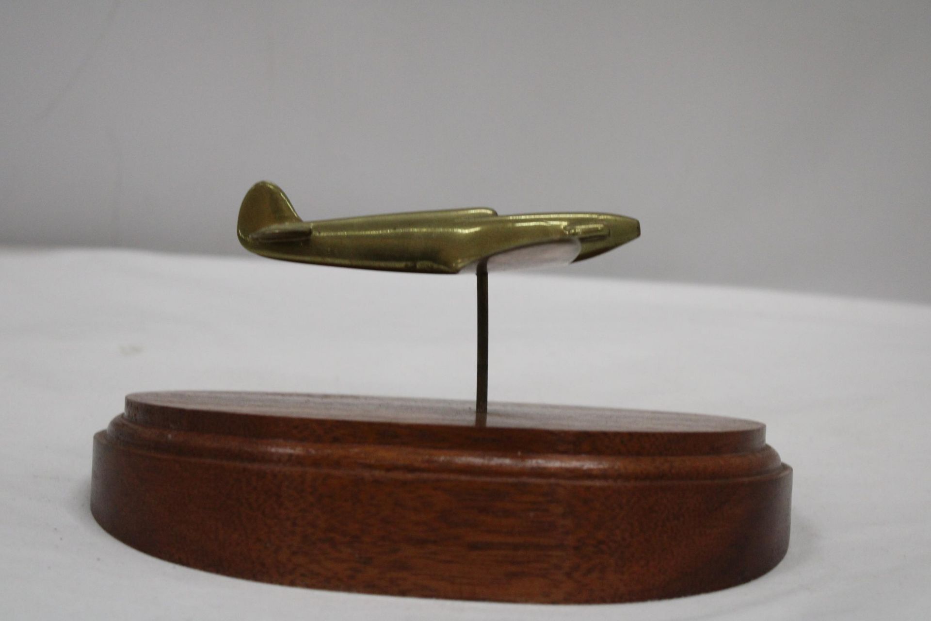 A BRASS MODEL OF AN RAF HAWKER HURRICANE WW11 AEROPLANE, ON A WOODEN PLINTH, HEIGHT APPROX 10CM - Image 4 of 5