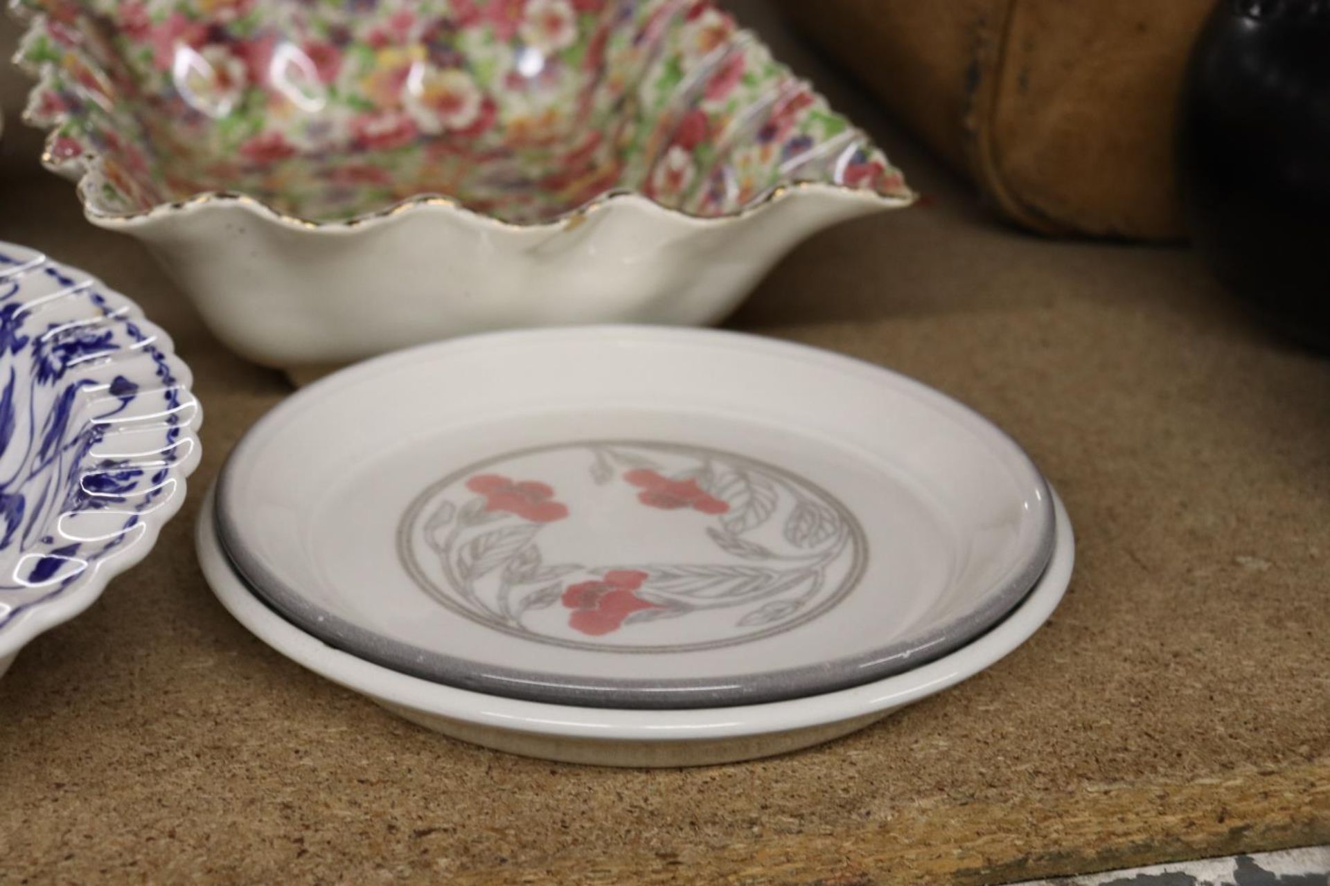 A QUANTITY OF CERAMICS TO INCLUDE A CHINTZ BOWL, SERVING TUREENS, ETC - Image 3 of 5
