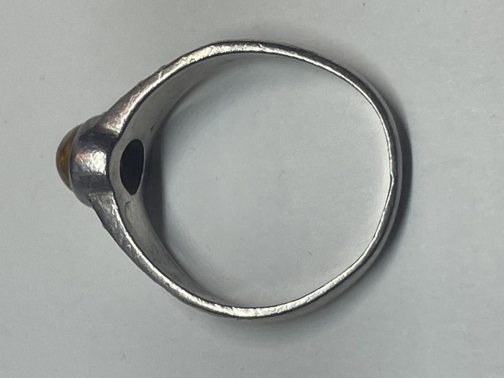 A SILVER AND AMBER RING - Image 3 of 3