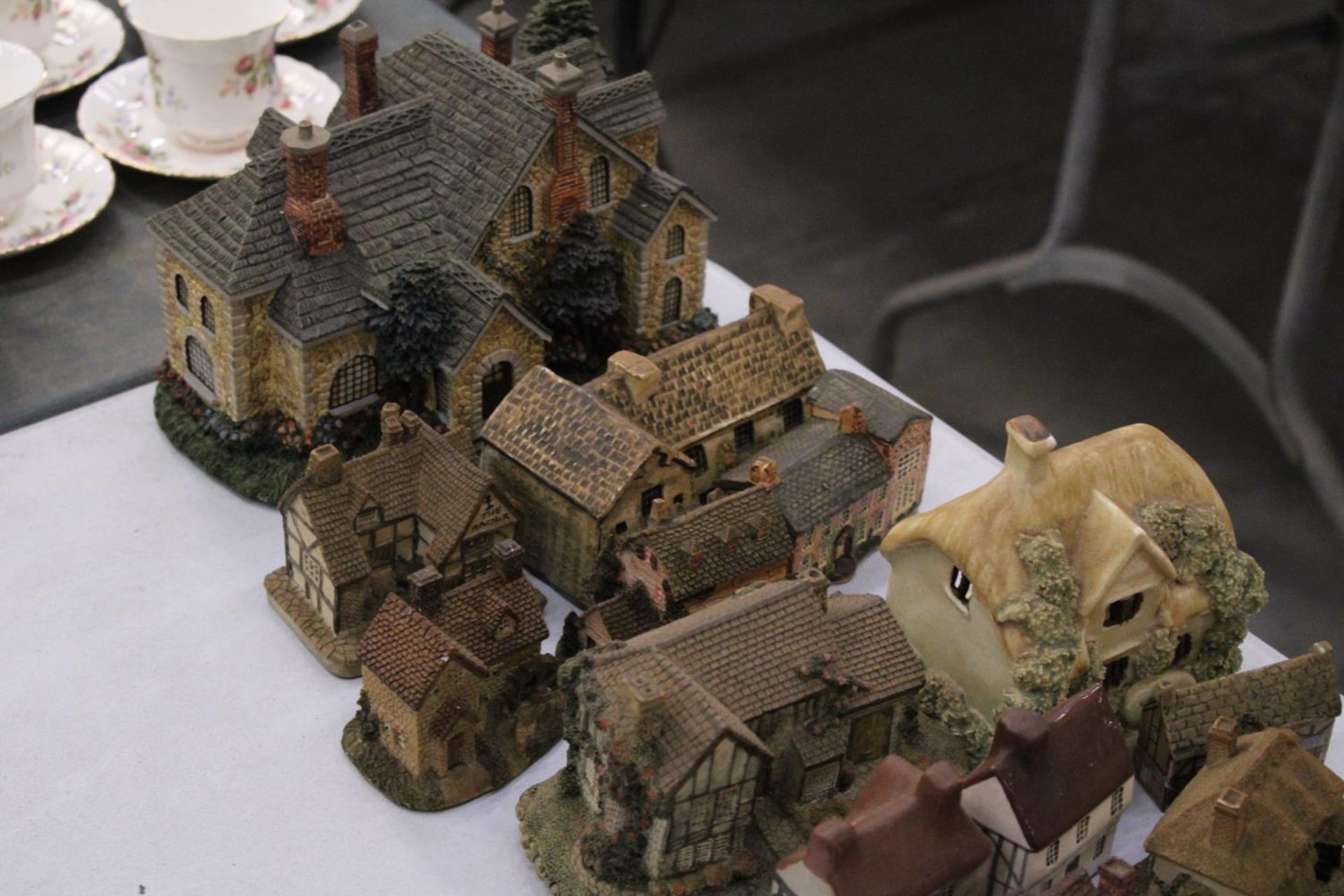 A LARGE QUANTITY OF COLLECTABLE COTTAGES - 23 IN TOTAL - Image 7 of 8