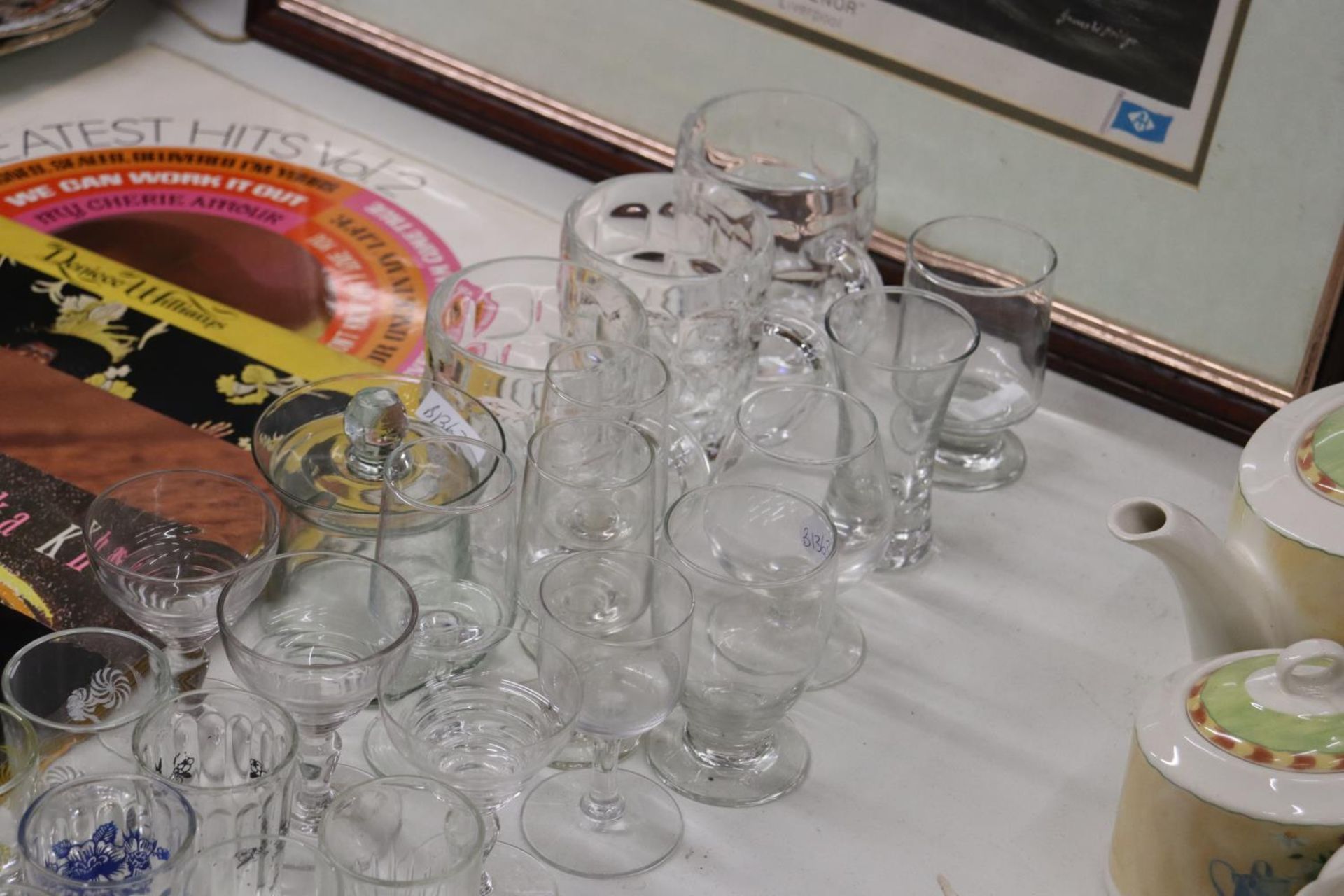 A QUANTITY OF GLASSES TO INCLUDE SHOT GLASSES, BEER TANKARDS, CRUET SET, ETC - Image 4 of 6