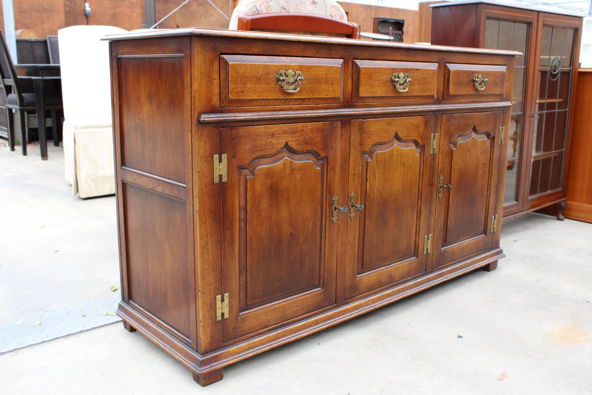 AN OAK GEORGE III STYLE DRESSER BASE, ENCLOSING 3 DRAWERS AND 3 PANELLED CUPBOARDS, WITH 'H' BRASS - Bild 2 aus 4
