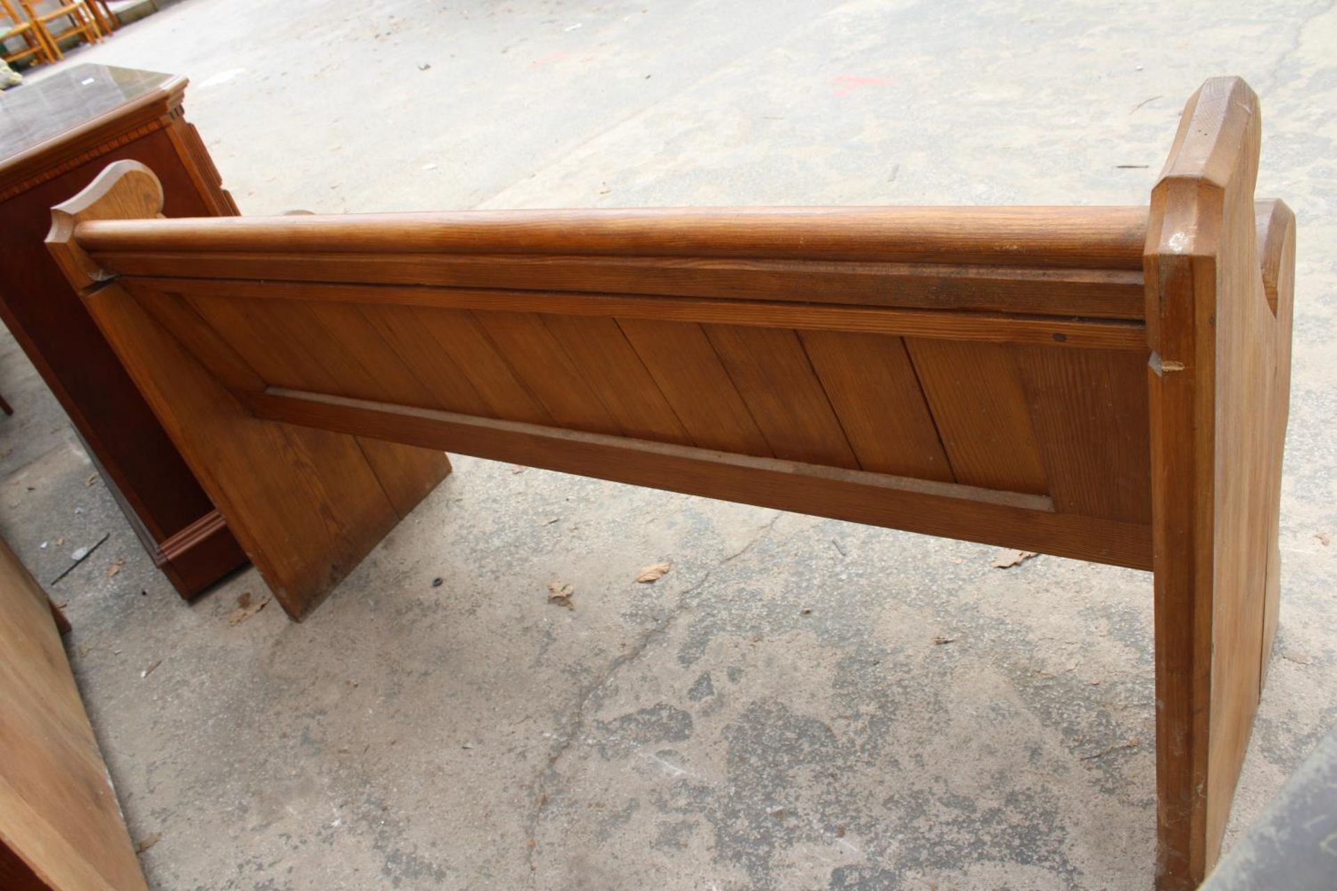 A VICTORIAN PITCH PINE PEW, 61" WIDE - Image 4 of 4