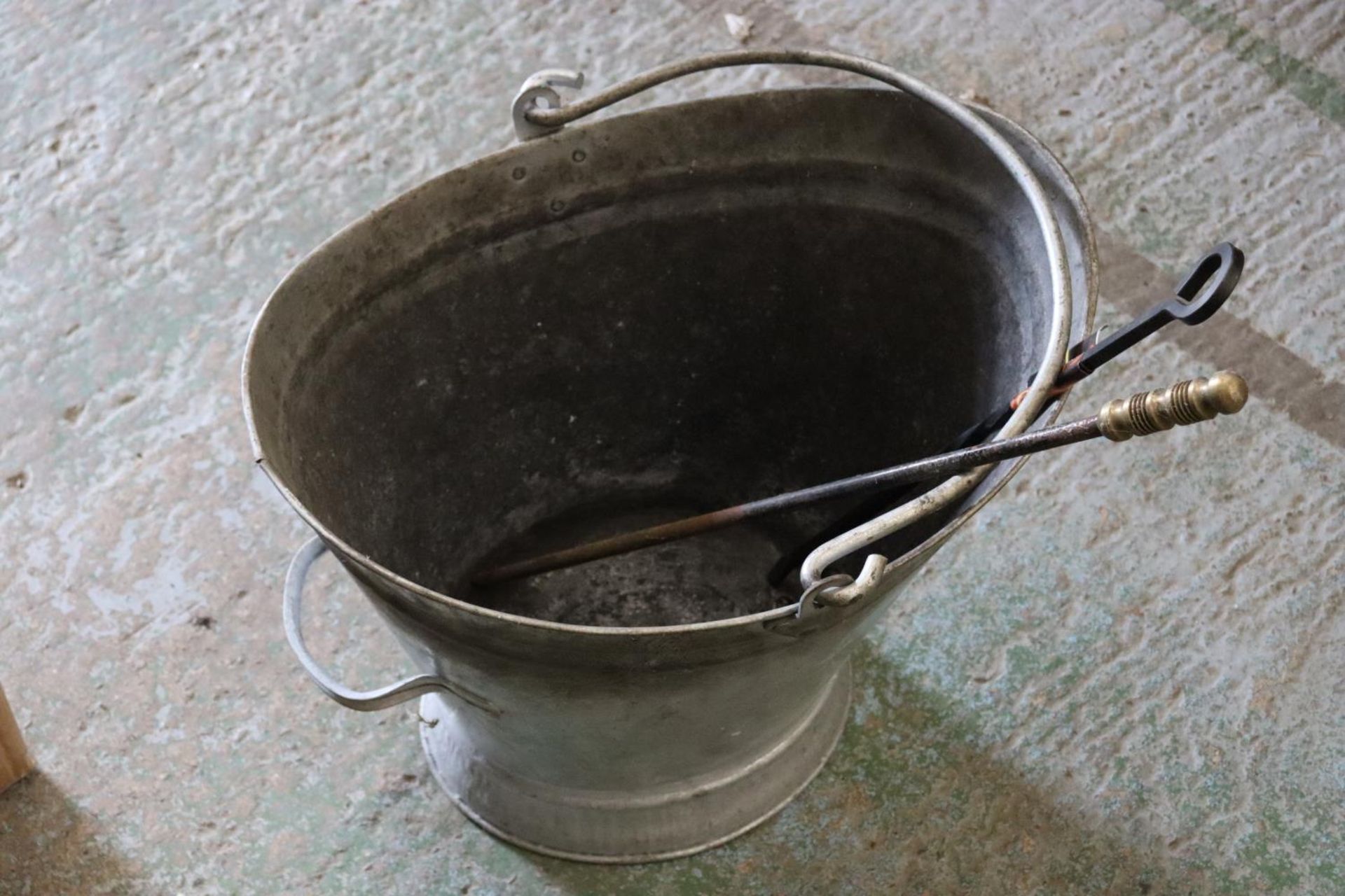A LARGE TIN COAL SCUTTLE WITH TWO POKERS - Image 3 of 4