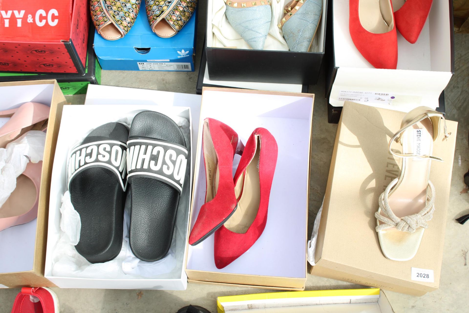 AN ASSORTMENT OF VARIOUS LADIES SHOES - Image 3 of 10