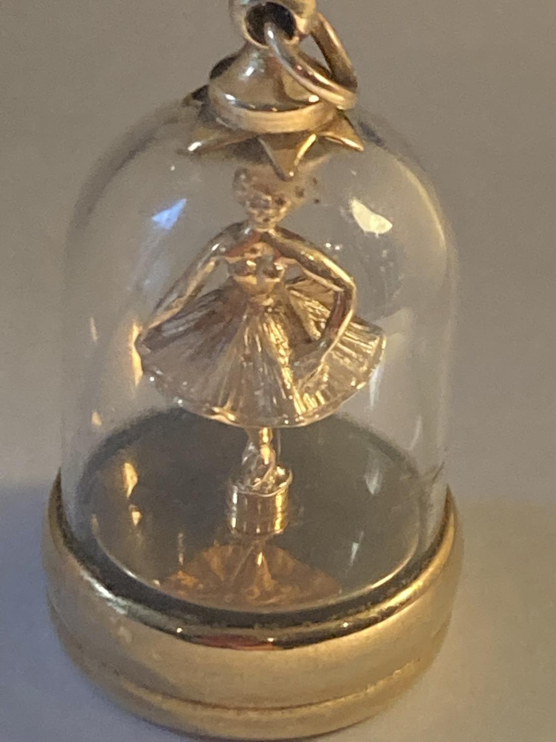 A 9 CARAT GOLD PENDANT WITH A BALLERINA IN A DOME GROSS WEIGHT 13.9 GRAMS - Image 2 of 4