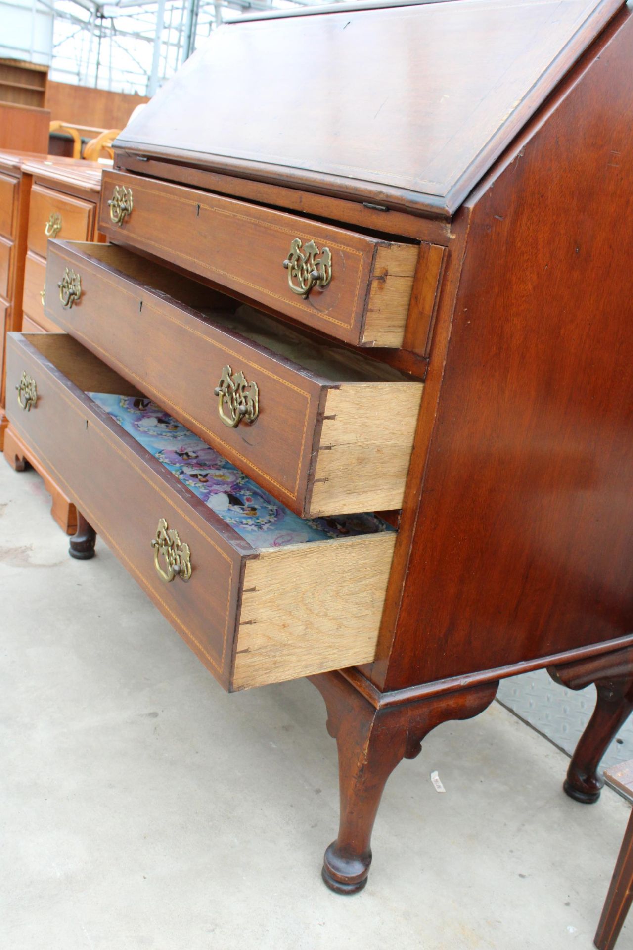 AN EDWARDIAN MAHOGANY AND INLAID BUREAU ON CABRIOLE LEGS, 36 INCHES WIDE - Image 4 of 5