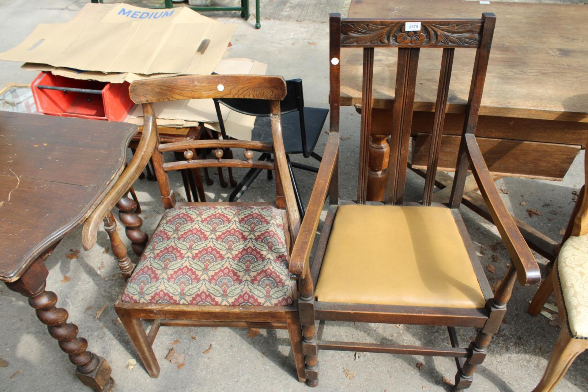 A COUNTRY ELM CARVER CHAIR AND OAK CARVER CHAIR - Bild 2 aus 3