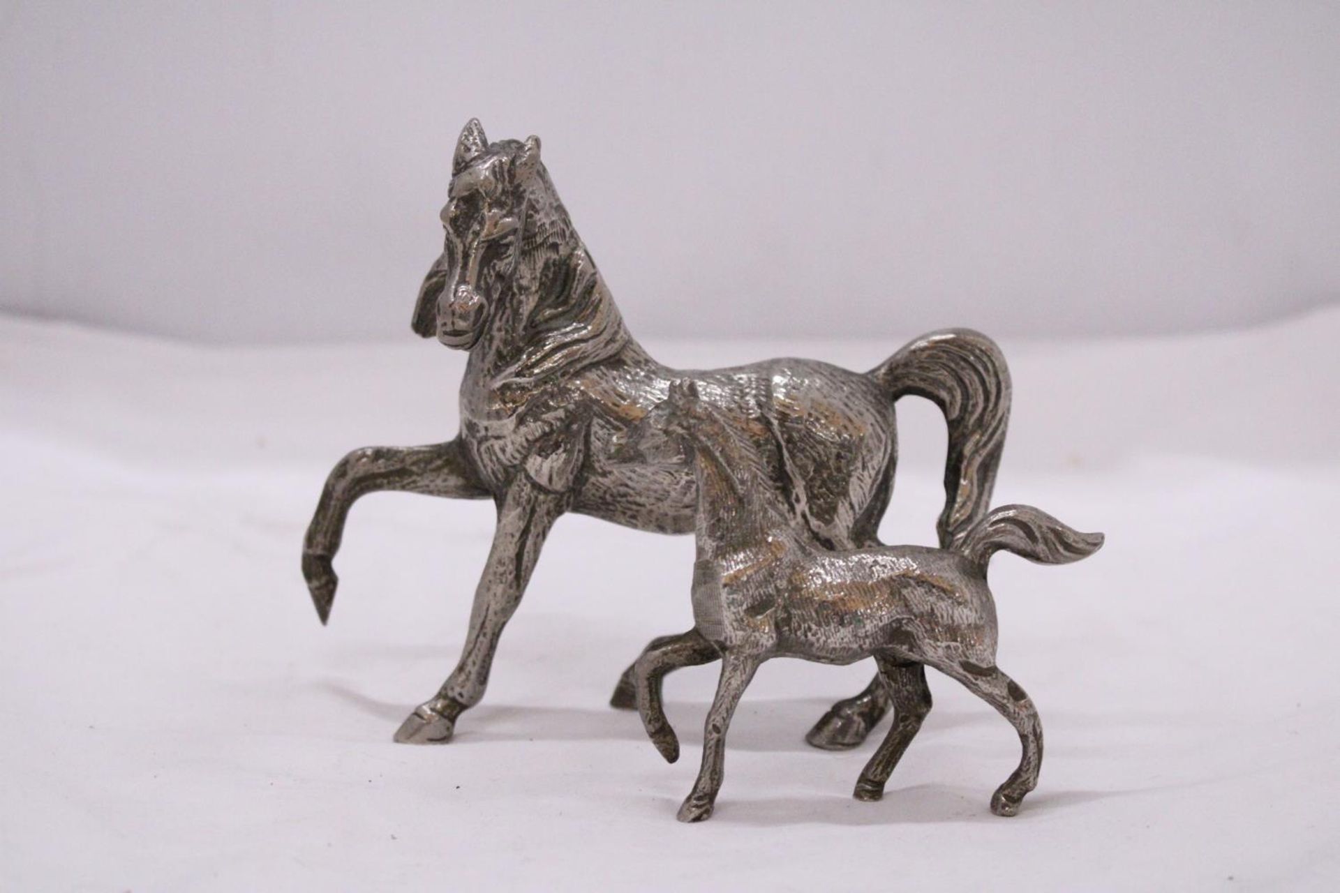 TWO WHITE METAL MODELS OF HORSES - Bild 2 aus 5