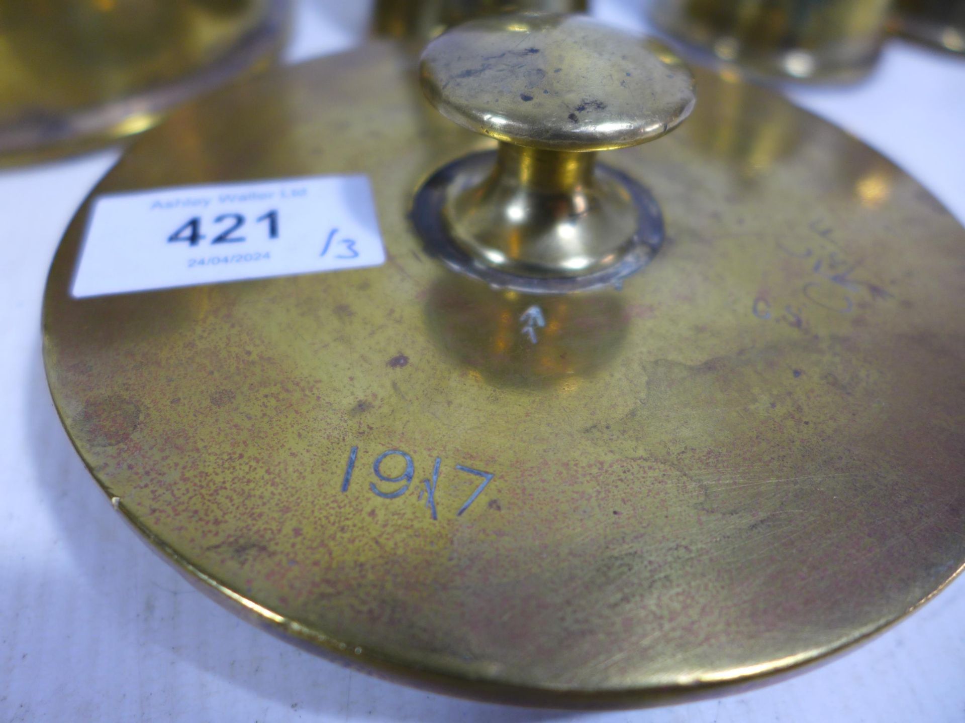 THREE BRASS WORLD WAR I TRENCH ART SHELL CASES IN THE FORM OF A BOX AND LIGHTER AND A LID, LIGHTER - Bild 3 aus 4