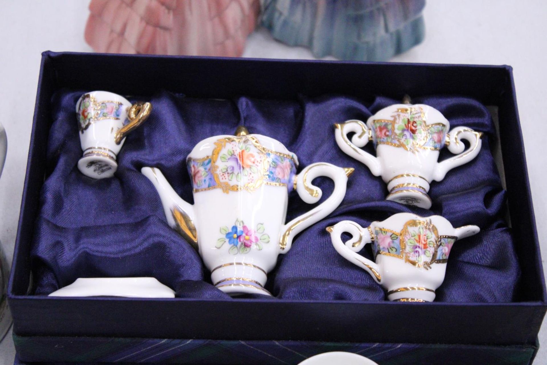 A MIXED LOT TO INCLUDE TWO WEDGEWOOD TRINKET BOXES, A LEONARDO COLLECTION MINIATURE TEASET, - Image 2 of 5