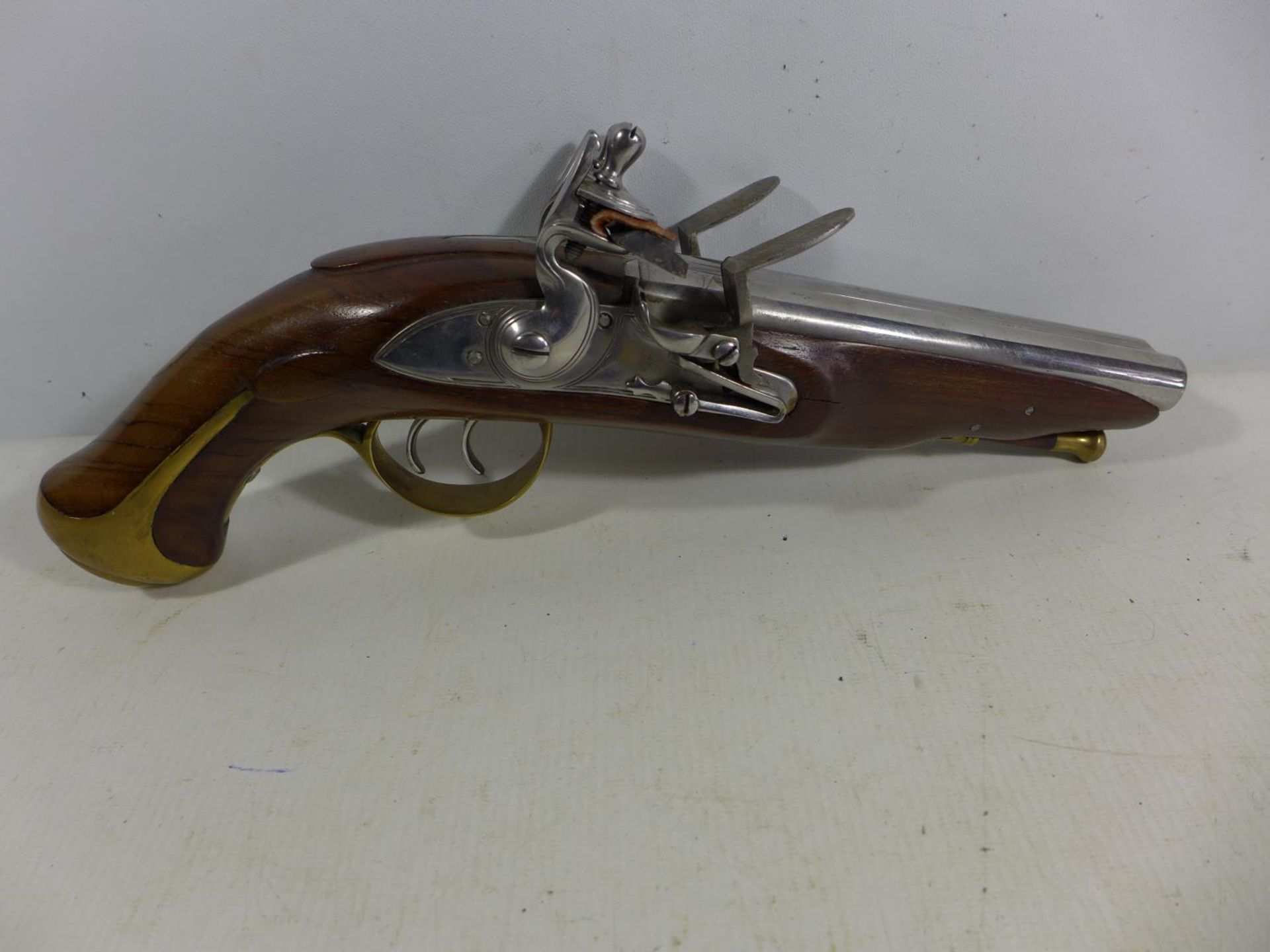 A GOOD QUALITY NON FIRING MODEL DISPLAY DOUBLE BARREL SIDE BY SIDE FLINTLOCK PISTOL, 17CM BARREL,