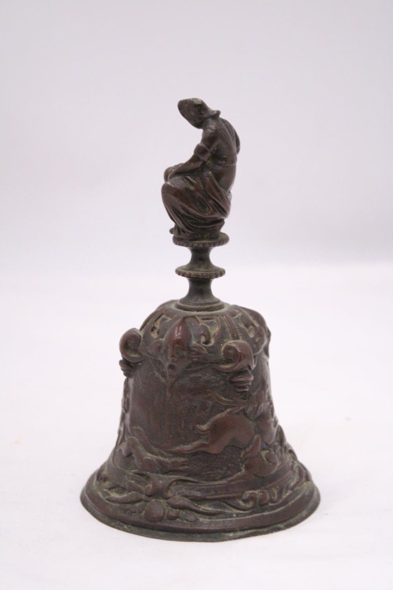 A ORIENTAL BRONZE BELL DEPICTING A HUNTING SCENE AROUND BASE OF BELL - Image 3 of 6
