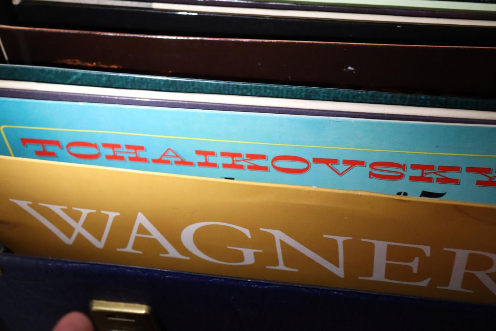 A COLLECTION OF CLASICAL LP VINYL RECORDS IN A CASE - Image 3 of 5