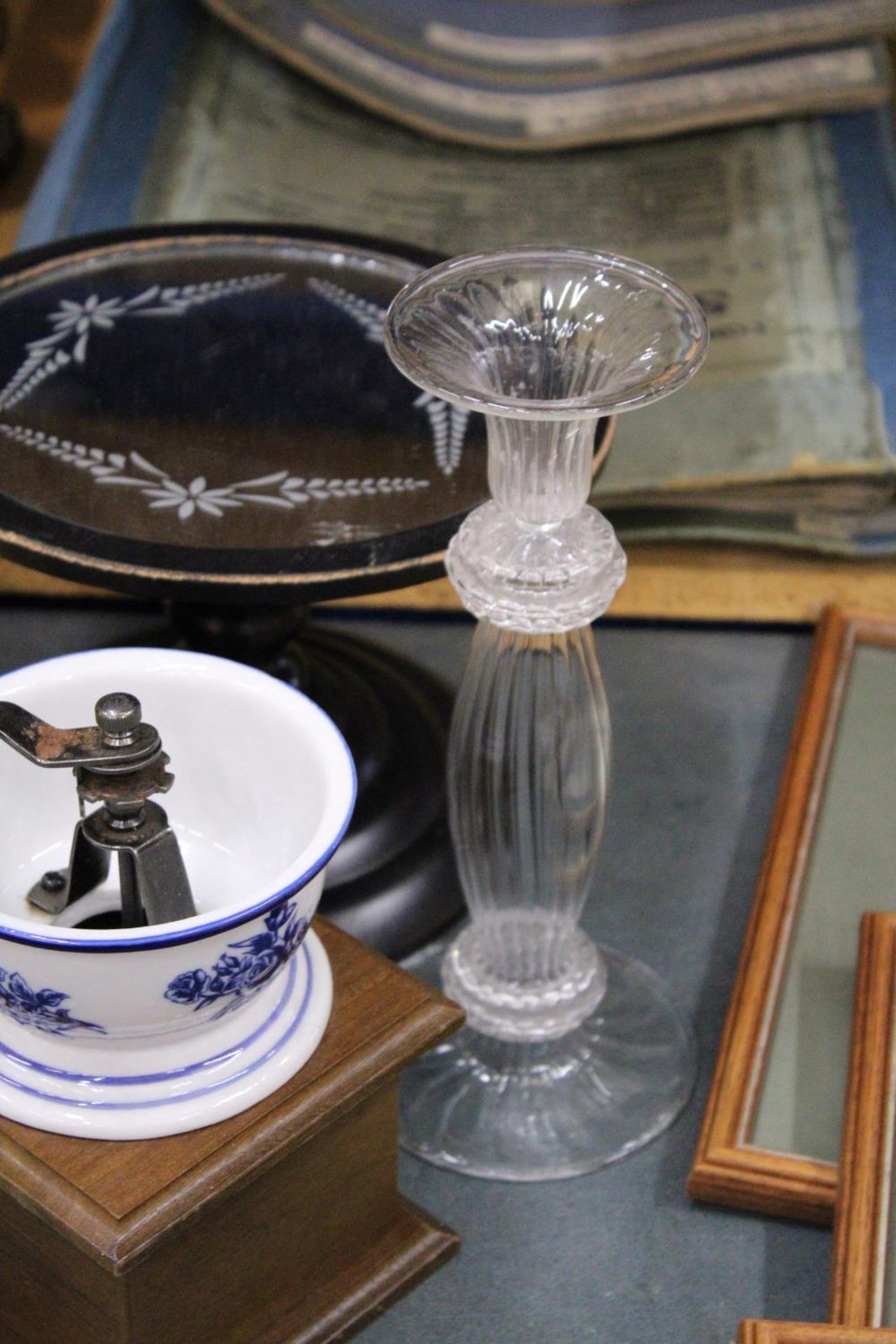 A MIXED LOT TO INCLUDE A CAKE STAND, GLASS CANDLESTICK, COFFEE GRINDER ETC - Bild 5 aus 5