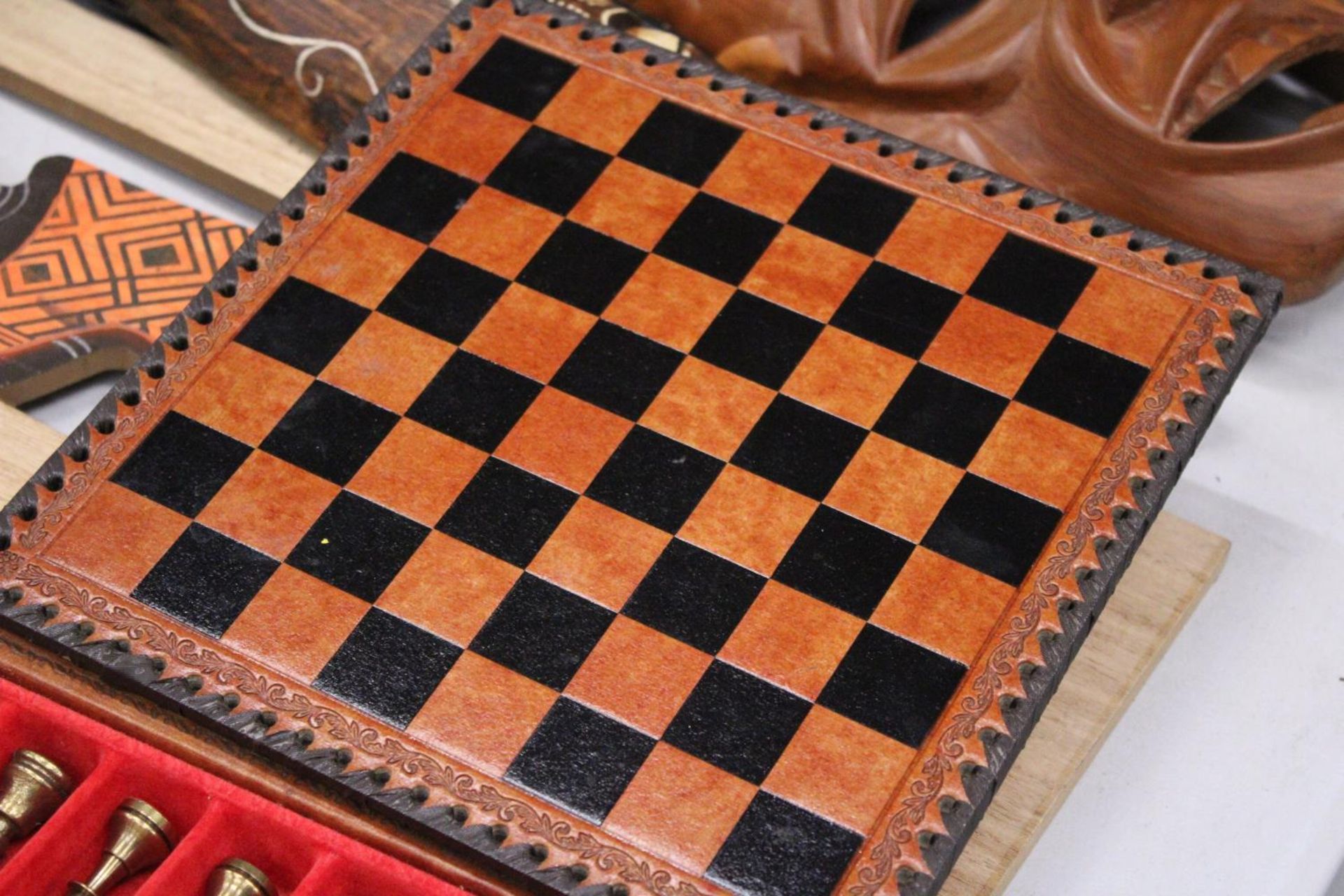 A LEATHERBOUND CHESS BOARD WITH METAL CHESS PIECES - COMPLETE - Image 5 of 5