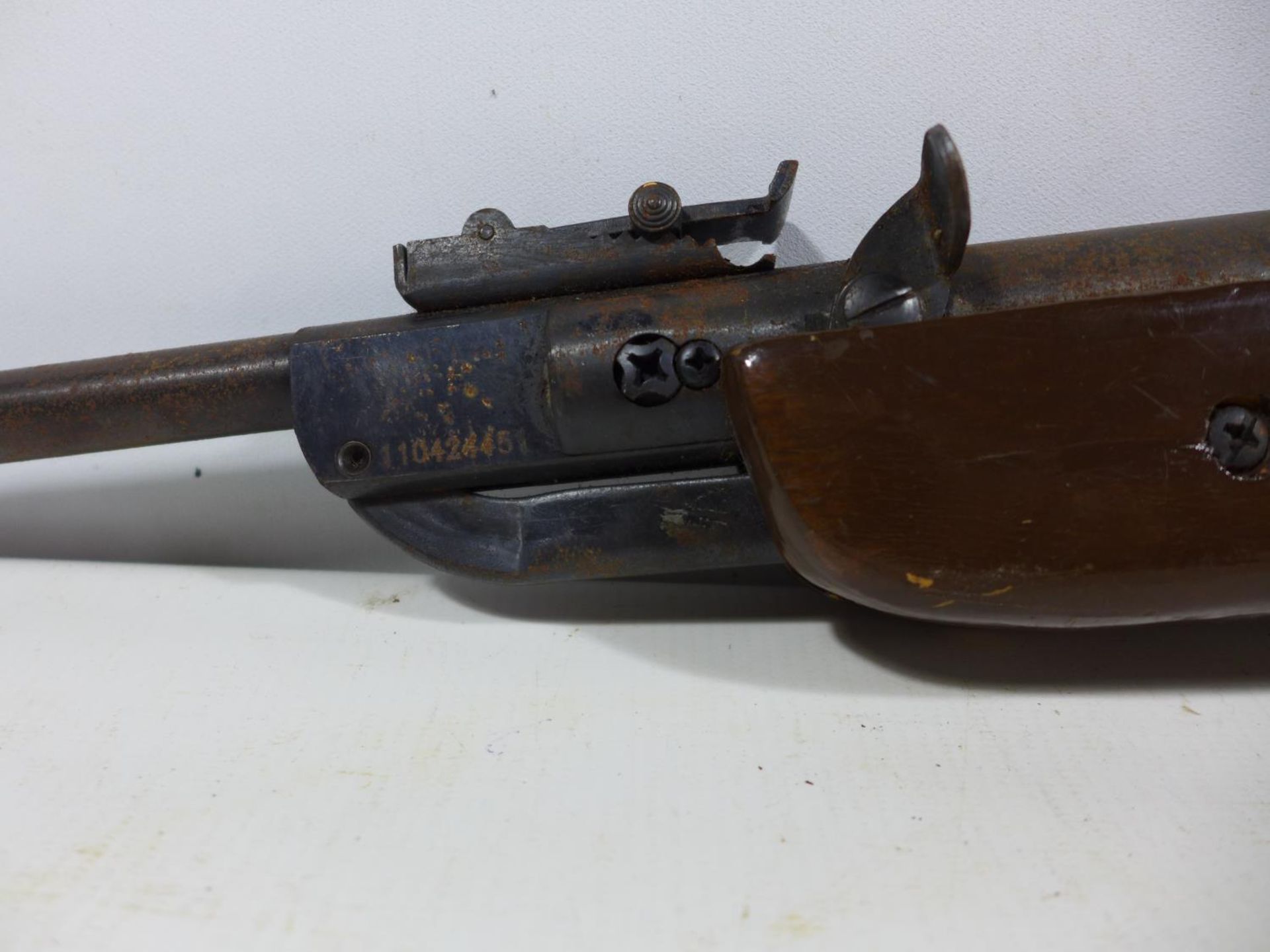 A .22 CALIBRE AIR RIFLE SERIAL NUMBER 110424451, 36CM BARREL, LENGTH 96CM, TOGETHER WITH SLIP CASE - Image 2 of 8