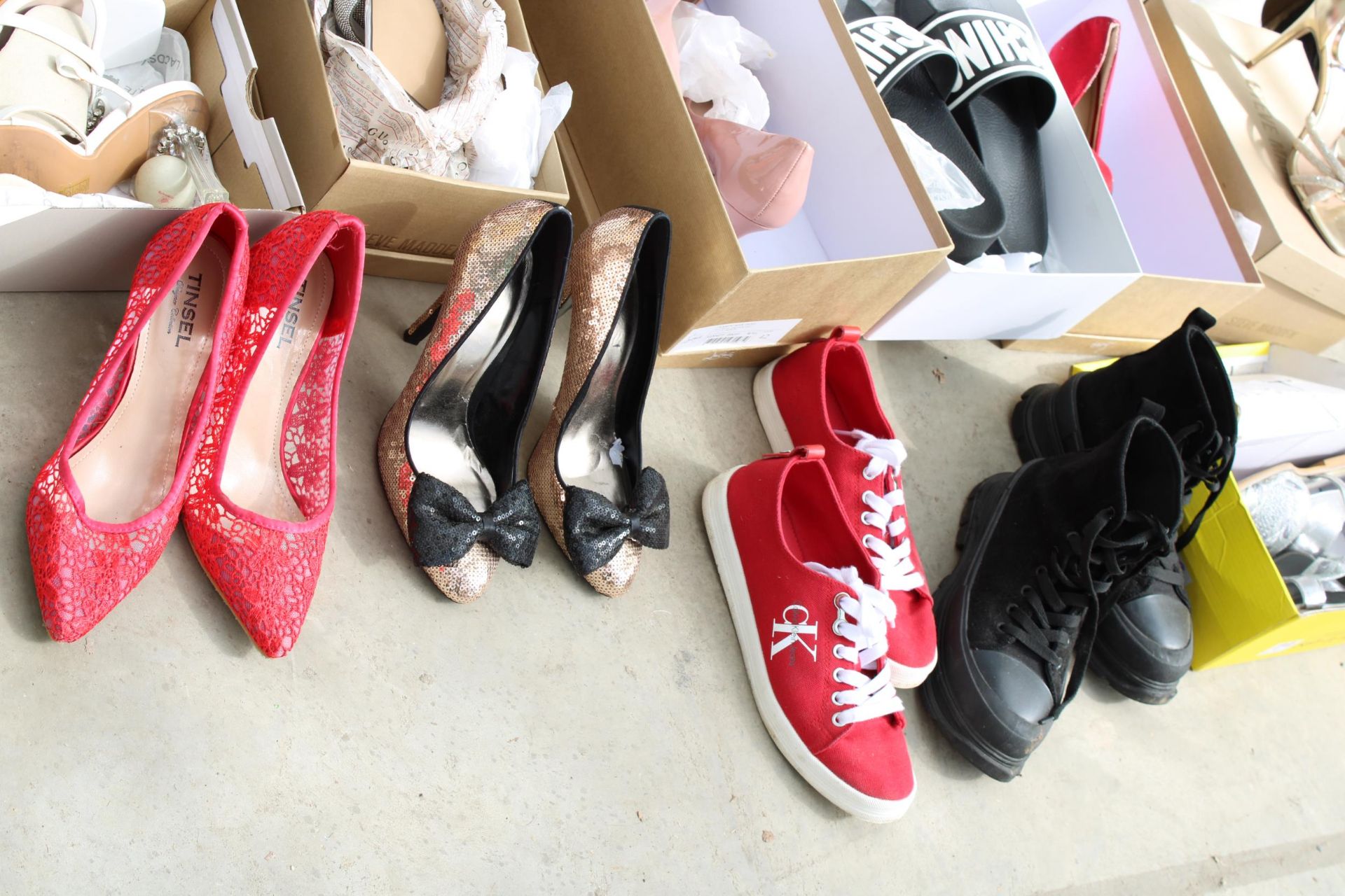 AN ASSORTMENT OF VARIOUS LADIES SHOES - Image 5 of 10