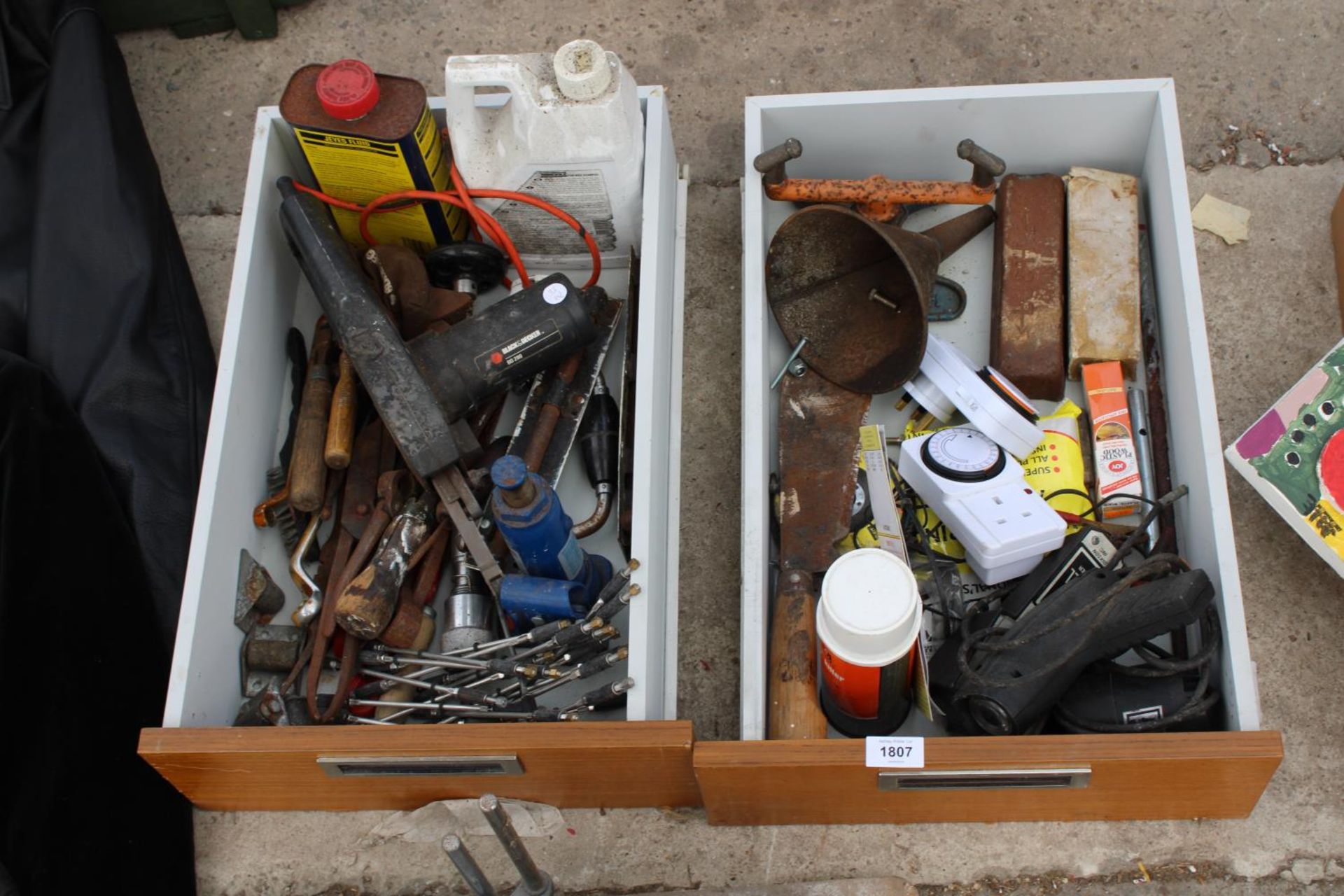 AN ASSORTMENT OF TOOLS TO INCLUDE A MITRE SAW, A BLACK AND DECKER SANDER AND BRACE DRILLS ETC - Image 2 of 5