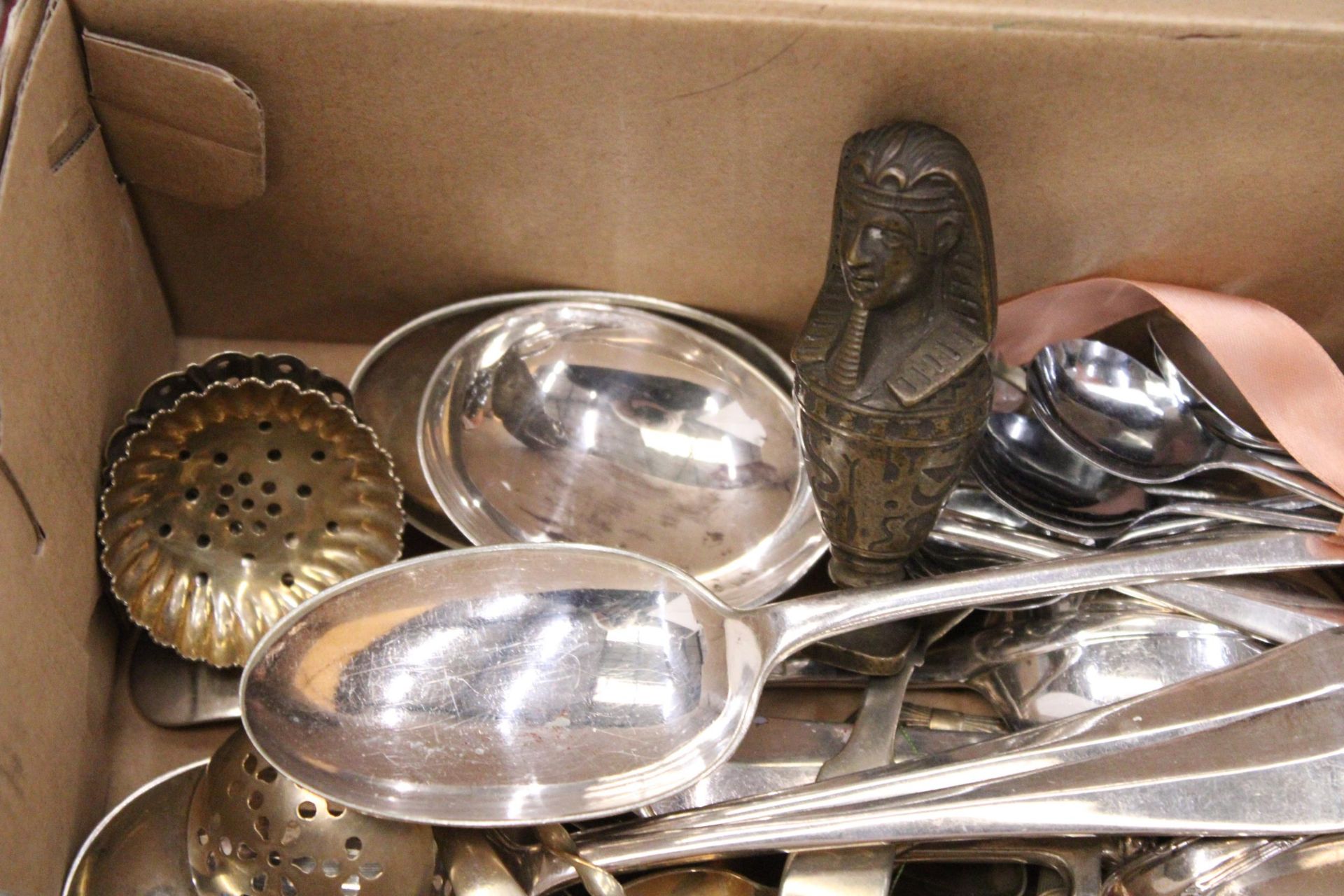 A QUANTITY OF VINTAGE FLATWARE TO INCLUDE LADELS, MUFFIN FORK, SUGAR SIFTERS, SPOONS, ETC - Image 3 of 5