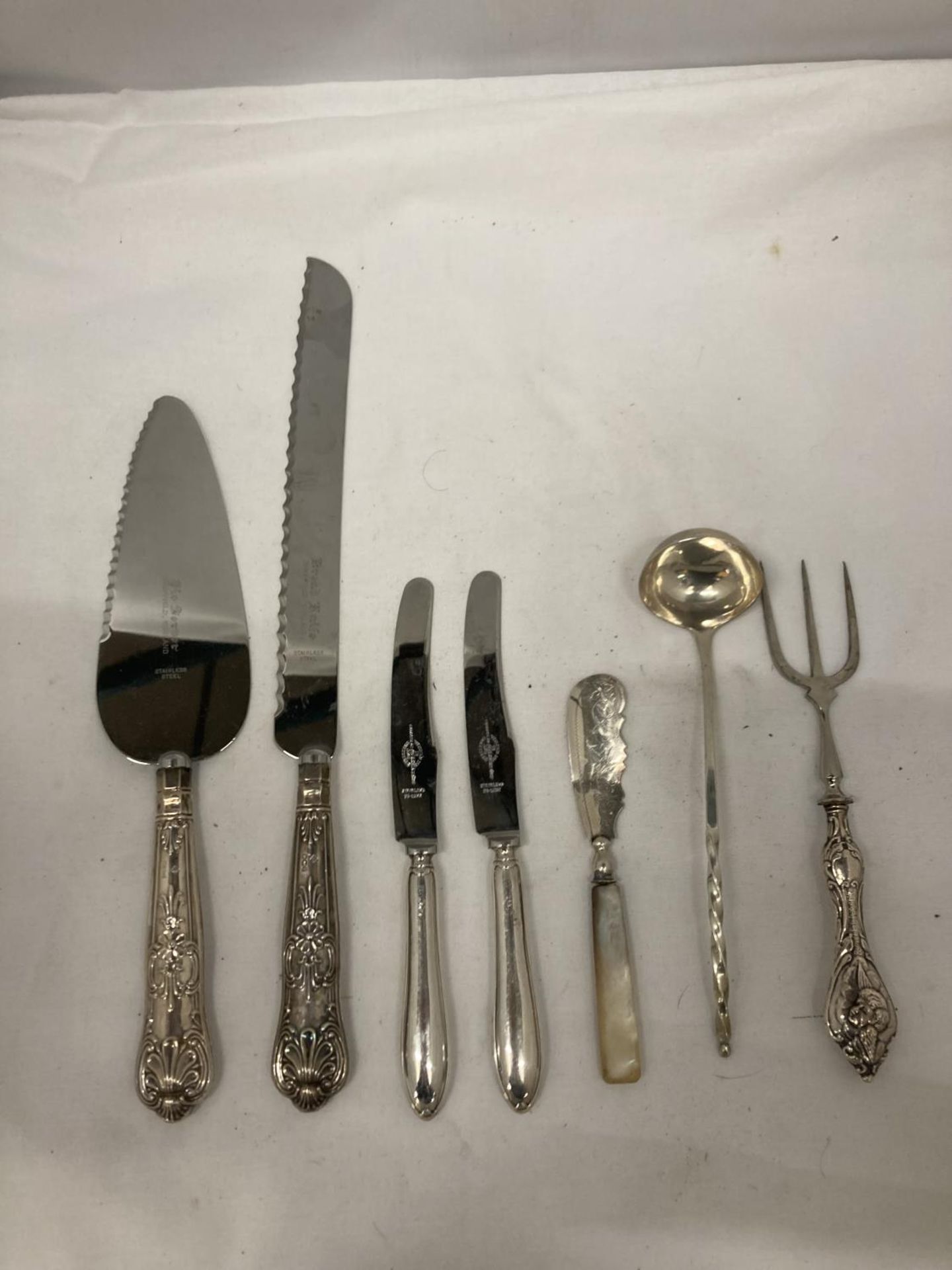 SEVEN SILVER ITEMS TO INCLUDE HALLMARKED SHEFFIELD SILVER HANDLED KNIFE AND CAKE SLICE, A GEORGIAN
