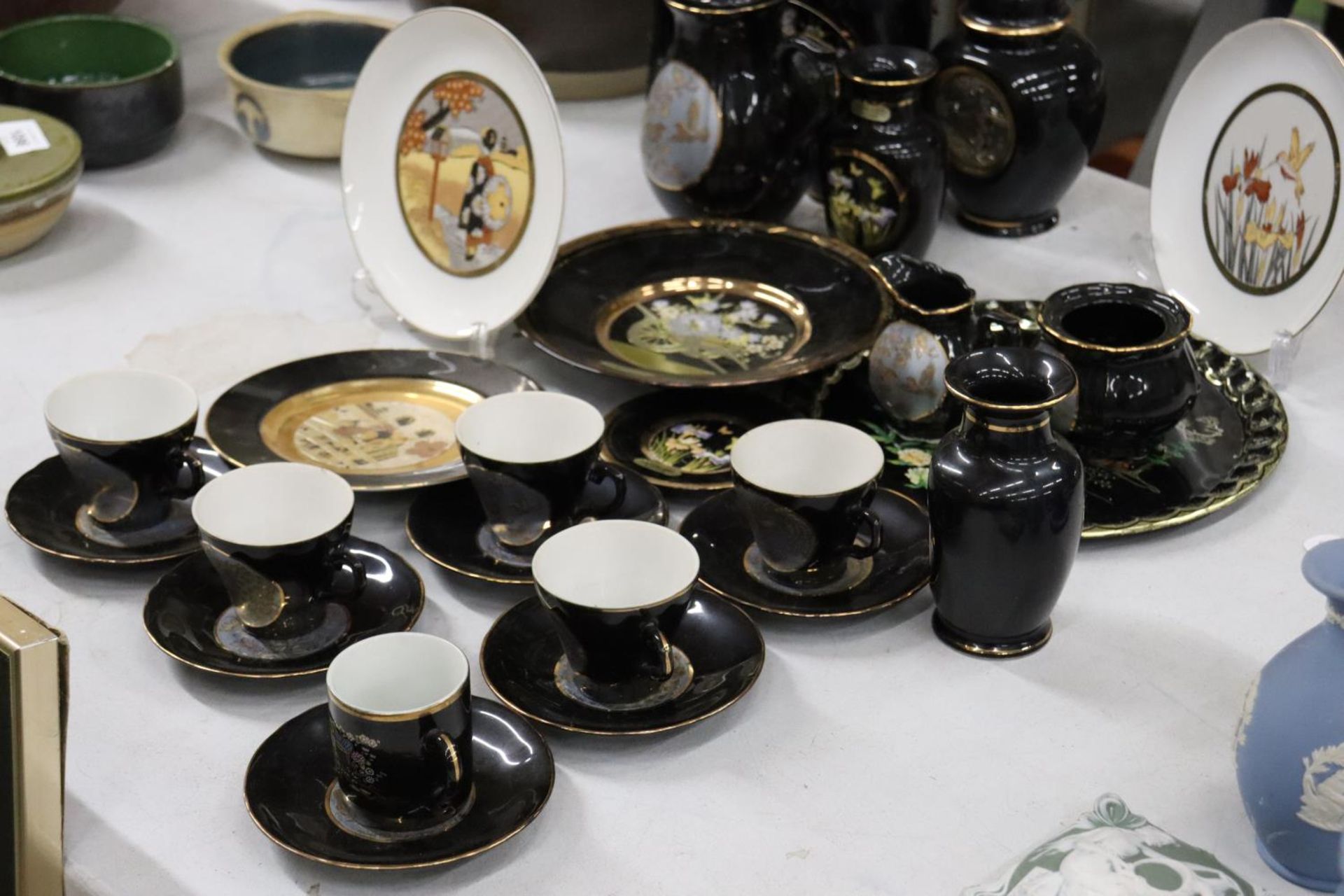 A QUANTITY OF ORIENTAL STYLE CERAMICS TO INCLUDE "CHOKIN ART" 24KT GOLD PLATED VASES AND PLATES PLUS - Image 5 of 7