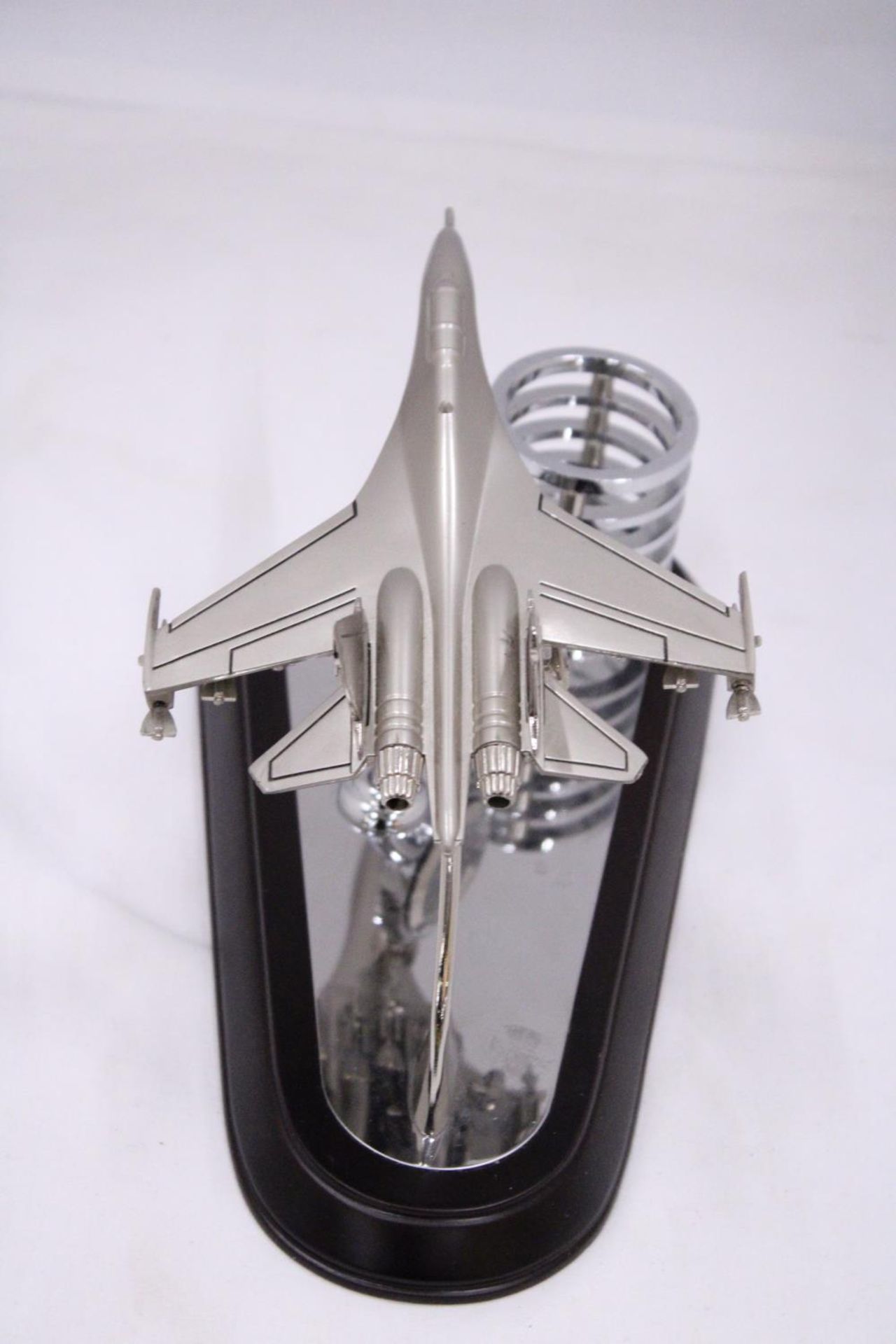 AN F15 DESKTOP MODEL AIRCRAFT PLANE, CLOCK AND PEN HOLDER - Image 6 of 6