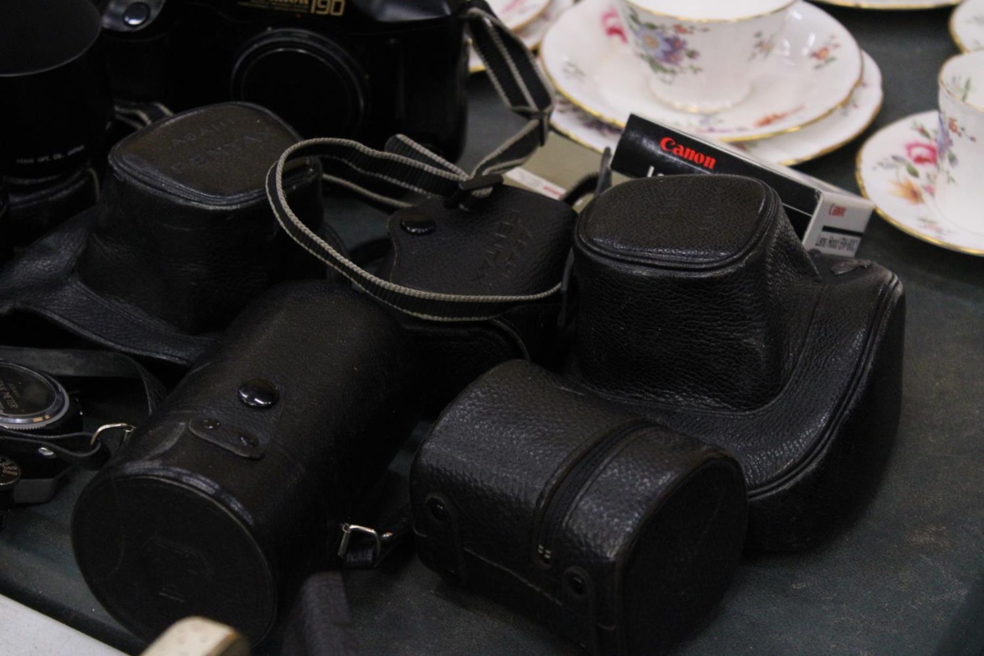 A QUANTITY OF VINTAGE CAMERAS AND ACCESSORIES TO INCLUDE CANON AND PENTAX ETC - Image 3 of 5
