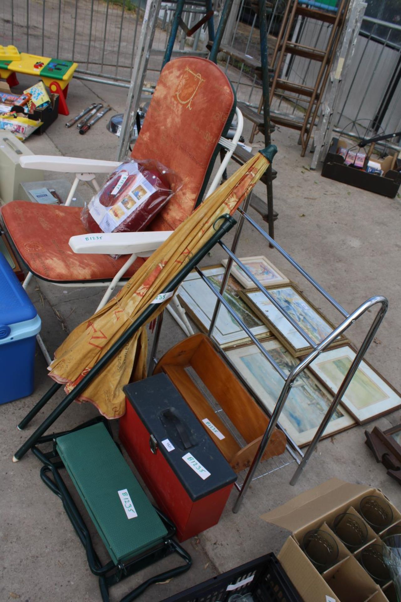 AN ASSORTMENT OF ITEMS TO INCLUDE A COOL BOX, A FOLDING CHAIR AND A SHOE RACK ETC - Bild 2 aus 2