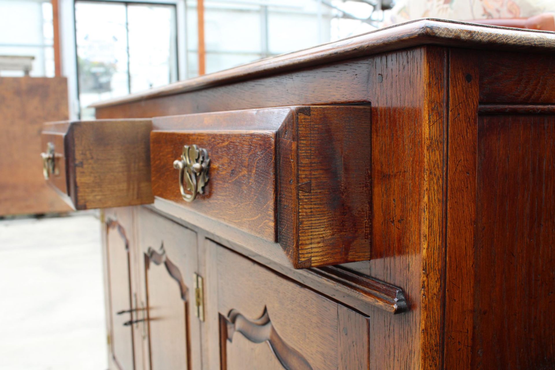 AN OAK GEORGE III STYLE DRESSER BASE, ENCLOSING 3 DRAWERS AND 3 PANELLED CUPBOARDS, WITH 'H' BRASS - Bild 3 aus 4