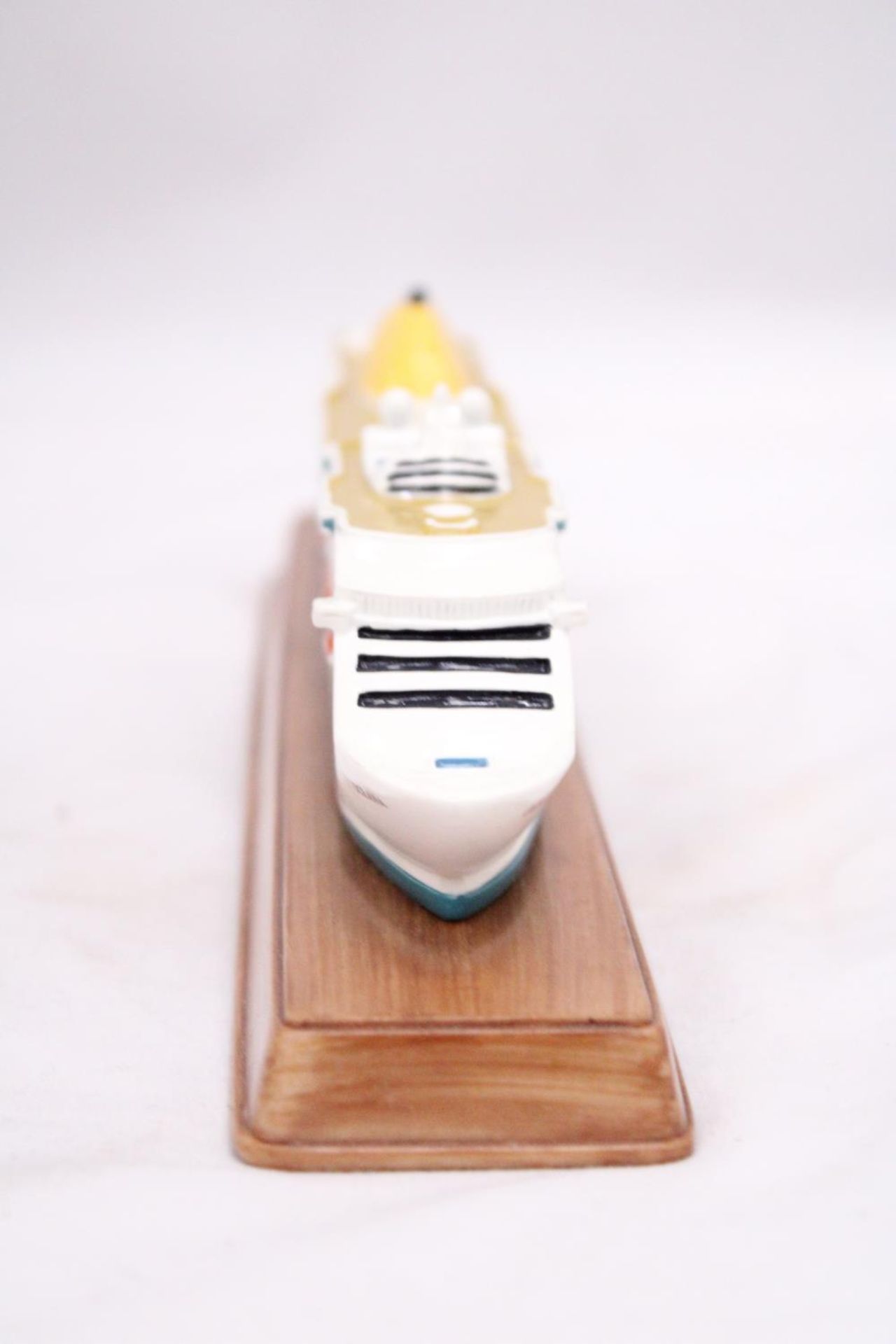 A HEAVY, SOLID, OCEAN LINER ON WOODEN STAND, 'OCEANA', LENGTH 27CM, HEIGHT 6CM - Image 3 of 5