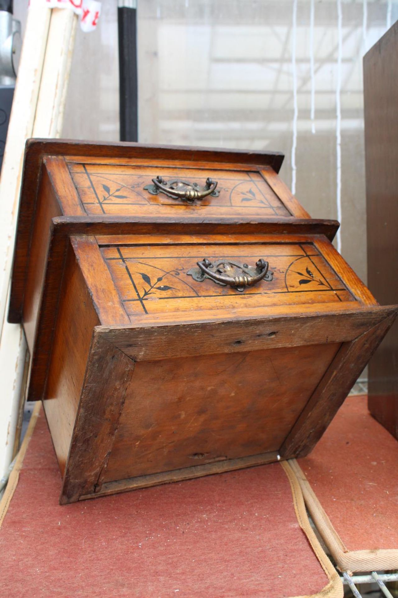 A VINTAGE MINIATURE OAK CHEST OF TWO DRAWERS WITH BRASS HANDLES - Image 6 of 6