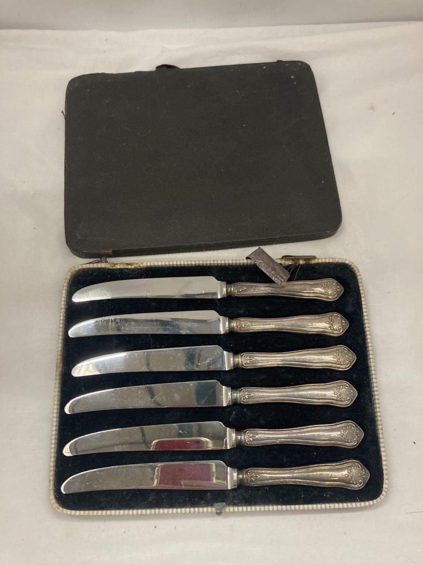 A SET OF SIX HALLMARKED SHEFFIELD KNIVES IN A PRESENTATION BOX (BOX A/F)