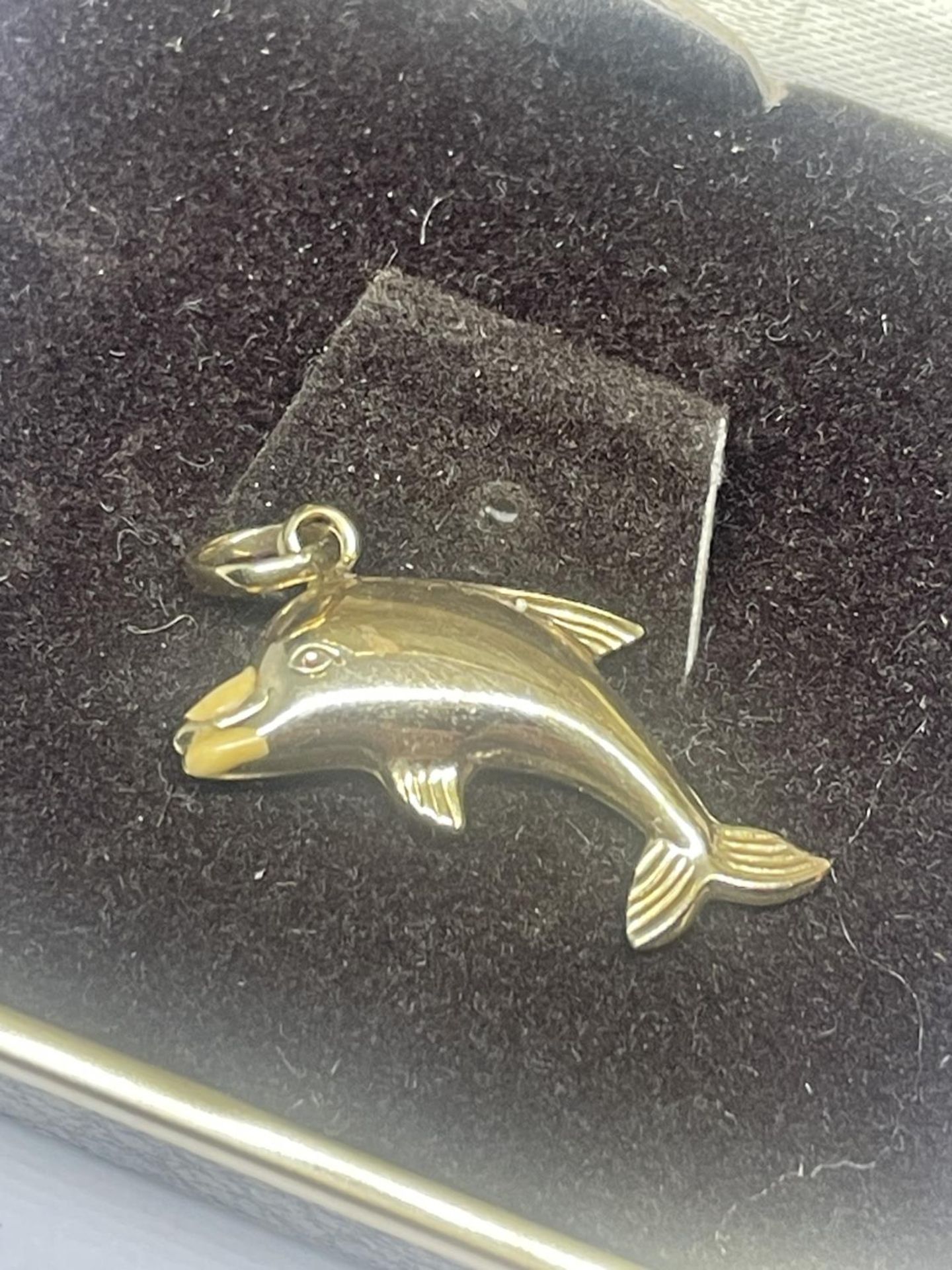 A 9 CARAT GOLD DOLPHIN PENDANT - Image 2 of 3