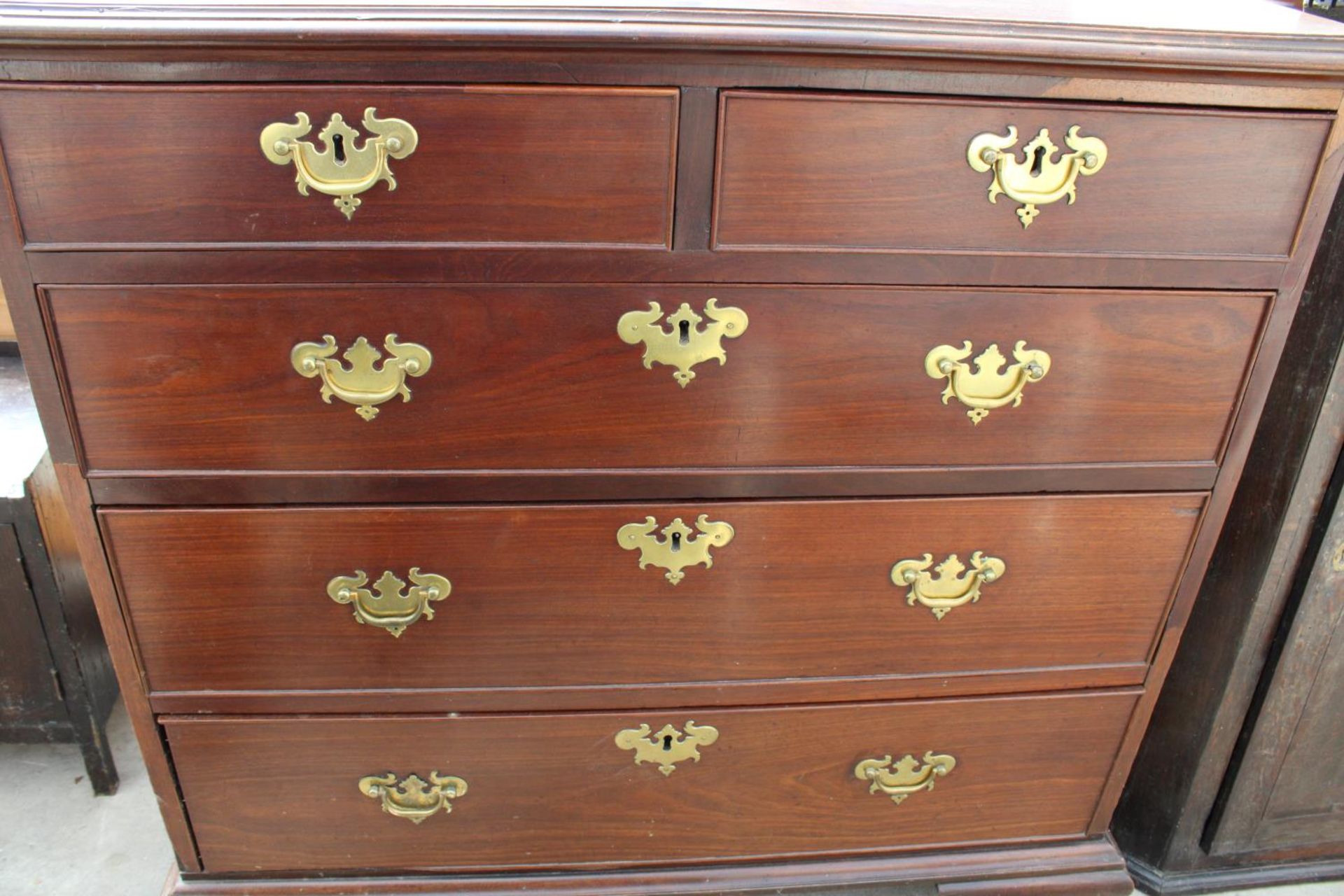 A GEORGE III MAHOGANY CHEST OF 2 SHORT AND 3 LONG GRADUATED DRAWERS ON OGEE FEET, 37" WIDE - Image 4 of 4