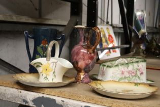 A MIXED LOT TO INCLUDE TWO ROYAL FOLEY WARE PLATES, A RADFORD POSY BOWL, A OLDCOURT WARE HANDPAINTED