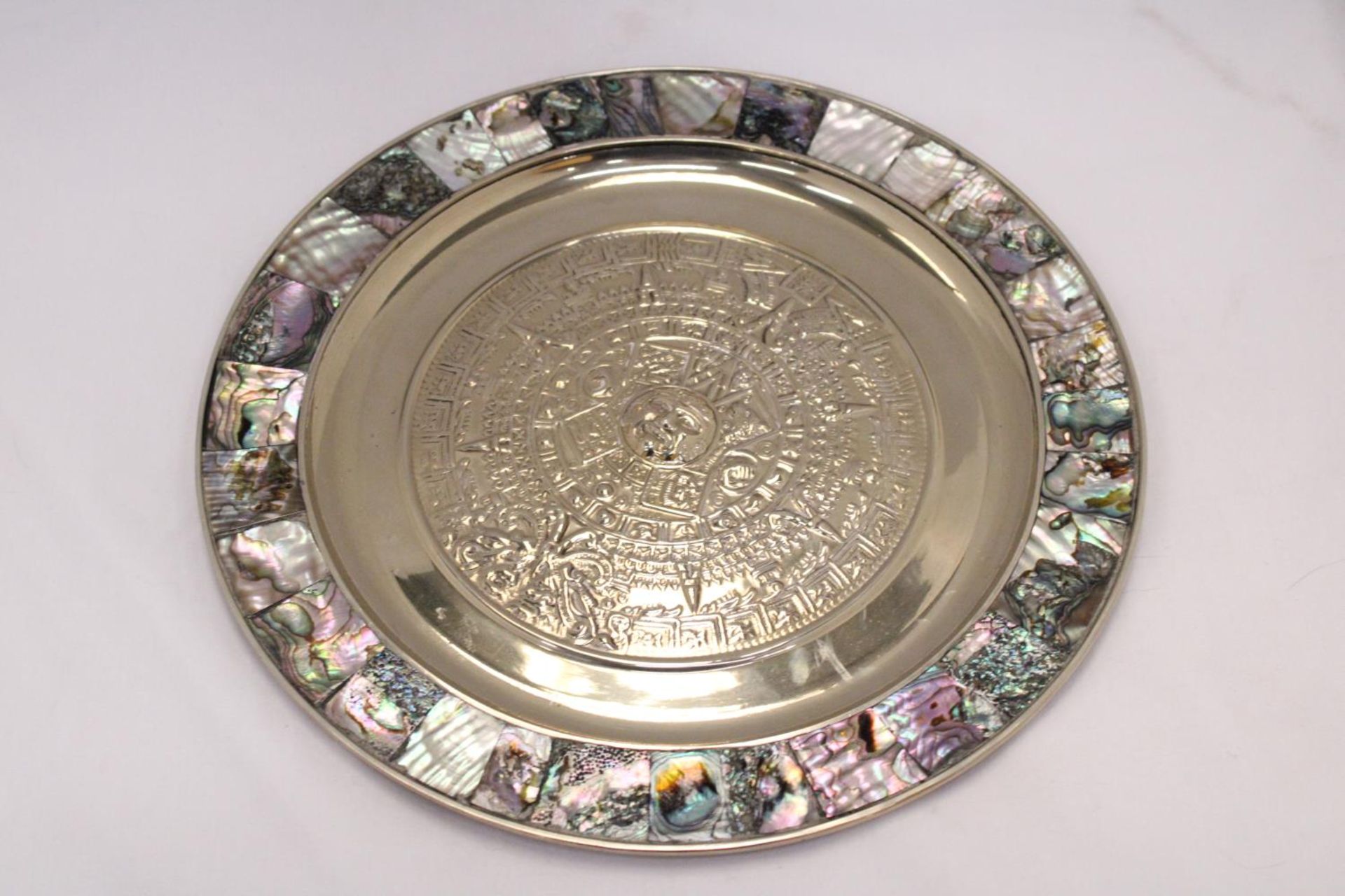 A MIXED LOT OF METALWARE TO INCLUDE A VINTAGE ABALONE MOTHER OF PEARL PLATE, A CANDLE STICK, A