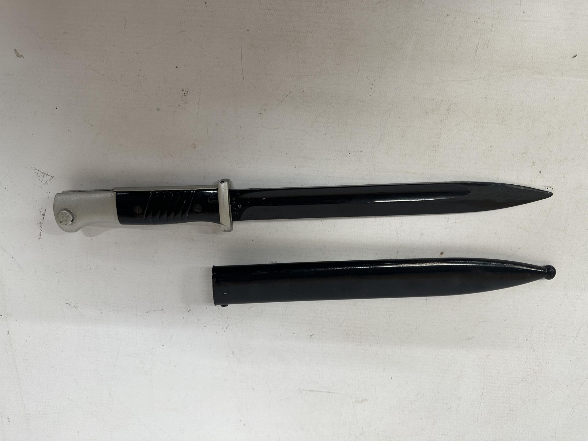 A NAZI GERMANY WWII S 84/98 BAYONET AND SCABBARD, 25CM BLADE, SCABBARD DATED 1940, LENGTH 40.5CM.