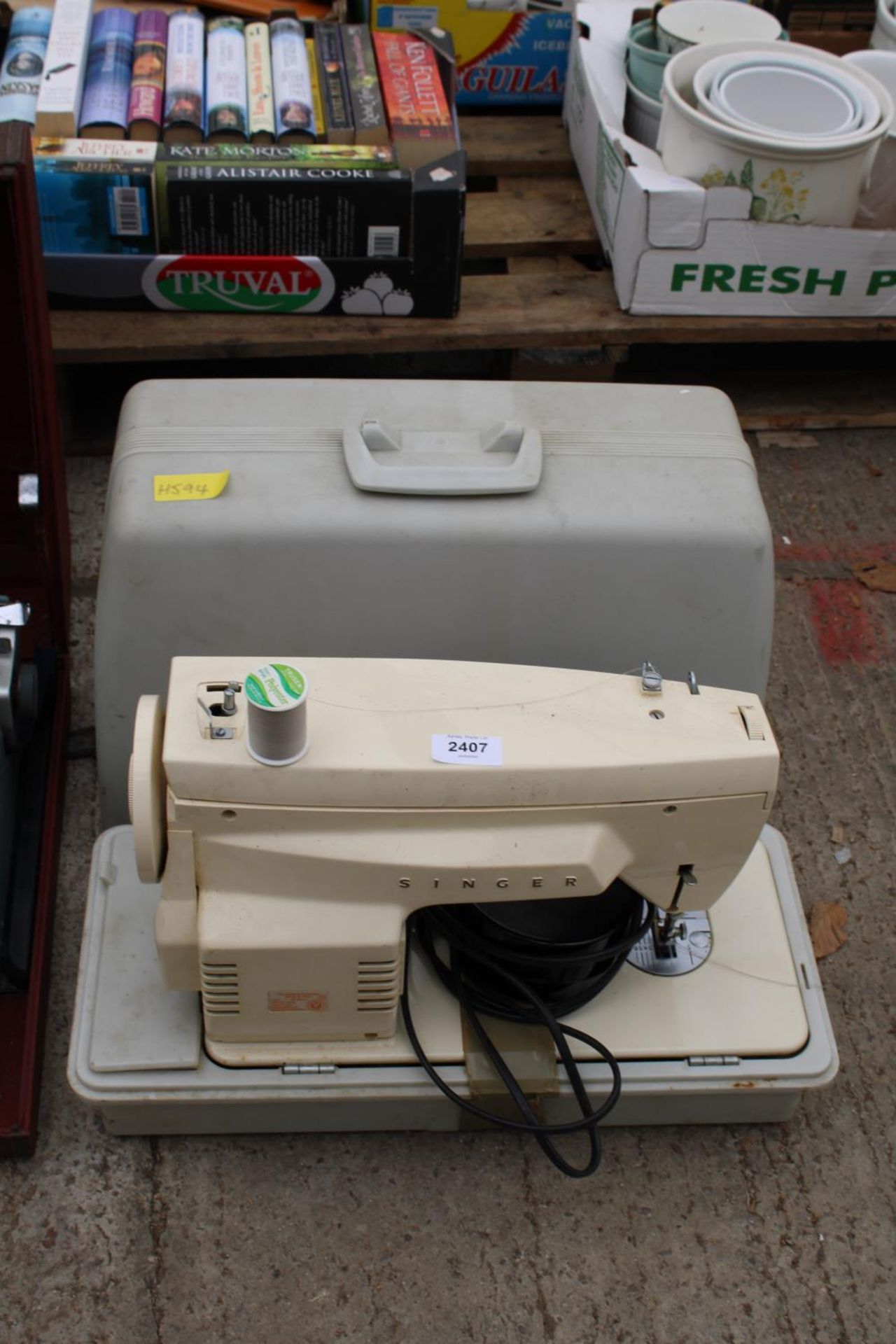 AN ELECTRIC SINGER SEWING MACHINE WITH FOOT PEDAL AND CARRY CASE