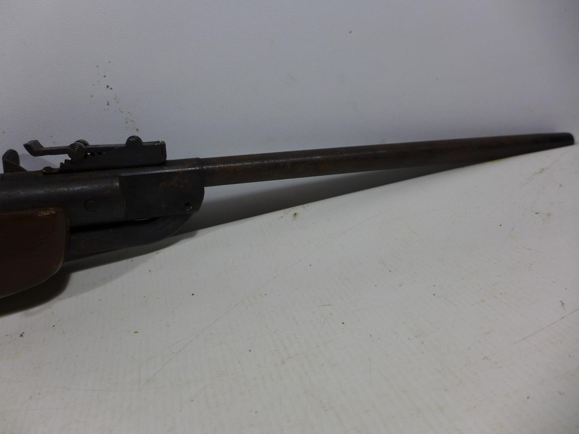 A .22 CALIBRE AIR RIFLE SERIAL NUMBER 110424451, 36CM BARREL, LENGTH 96CM, TOGETHER WITH SLIP CASE - Image 6 of 8